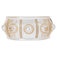 CHANEL Manchette en lucite transparente, 19 carats