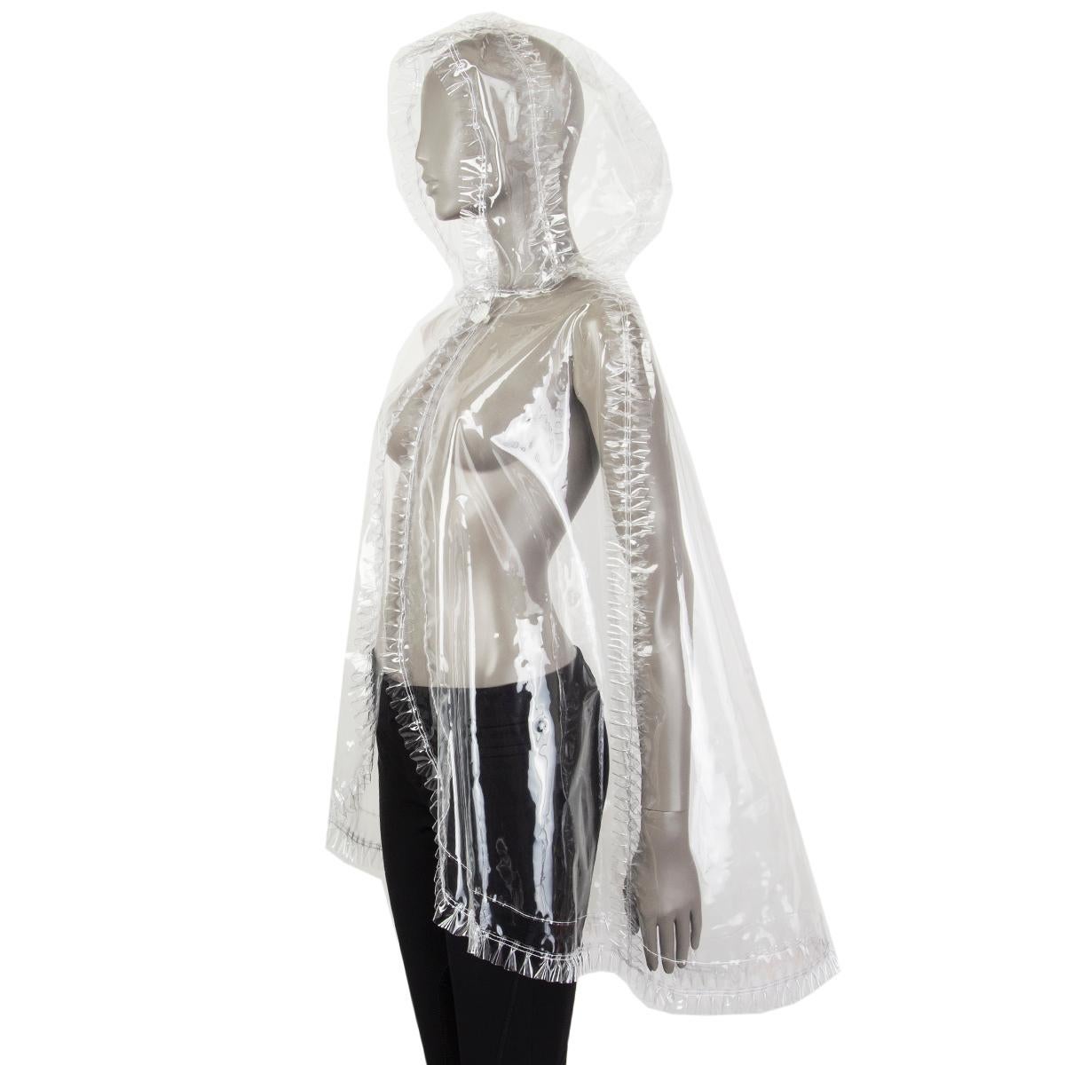 Chanel runway PCV rain cape in clear polyrethan (100%) with ruched trim and a hoddy from spring 2018 collection. Closes with a air bubble filled clear button and a CC logo in the front. Has been worn and is in excellent condition.

Tag Size M
Size
