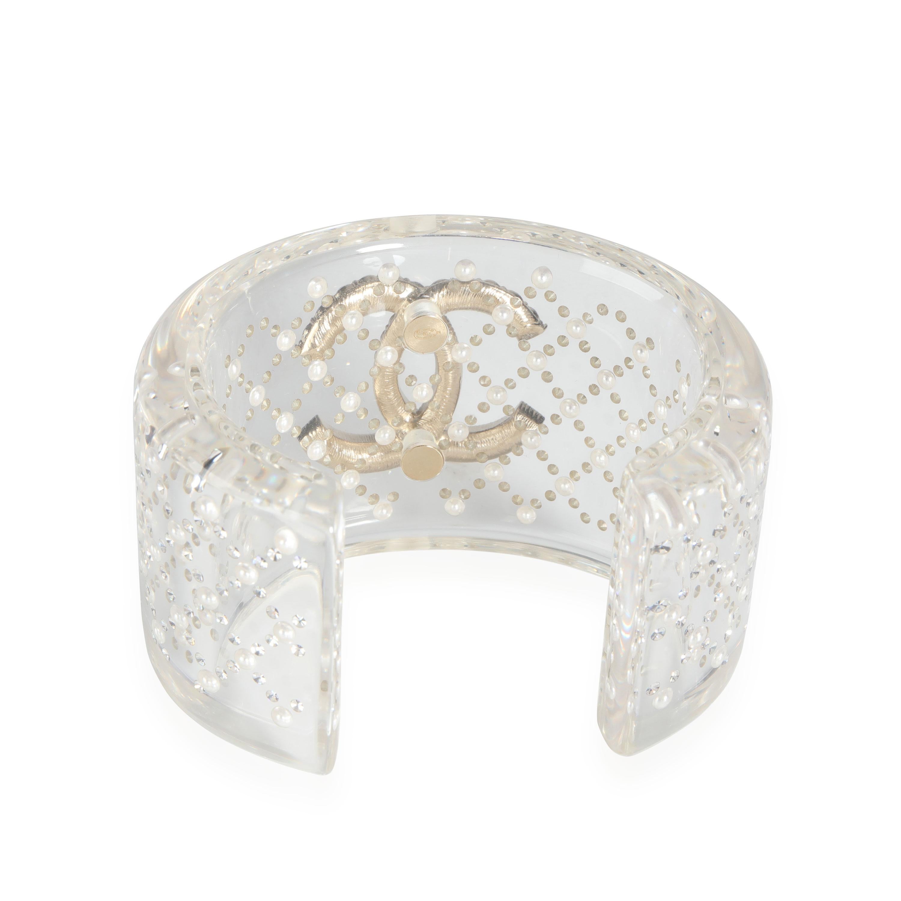 Chanel Clear Resin Strass & Pearl Double C Logo Wide Bangle

PRIMARY DETAILS
SKU: 111443
Listing Title: Chanel Clear Resin Strass & Pearl Double C Logo Wide Bangle
Condition Description: Retails for 1825 USD. In excellent condition and recently