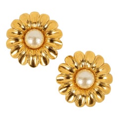 Chanel Clip Earrings in Gold-Plated Metal Centered with a Pearly Cabochon
