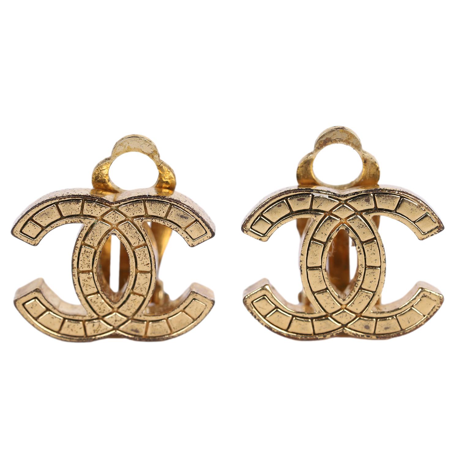 Authentic, pre-loved vintage Chanel CC gold clip on earrings. These are classic vintage earrings by Chanel that you will love! Ultra rare investment piece.

Made in France

0.6