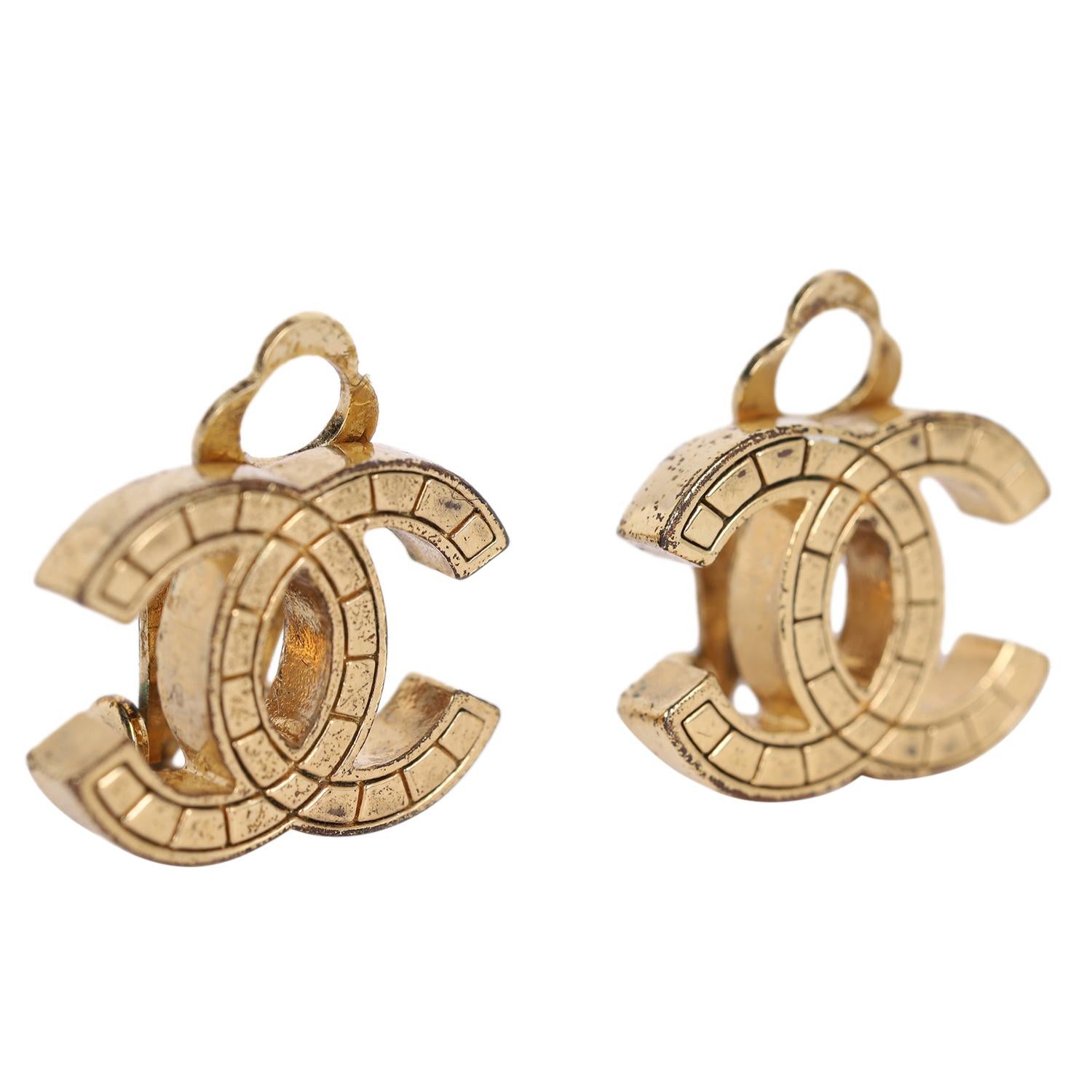 Contemporain Chanel Clip On CC Earrings Gold Vintage en vente