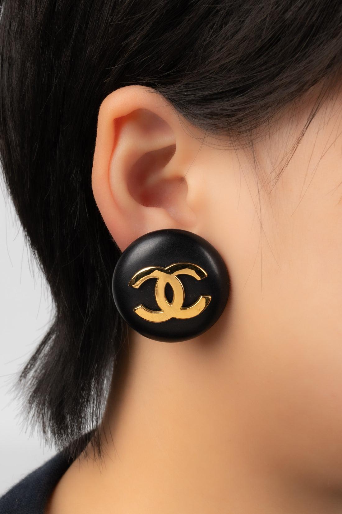 Chanel - (Made in France) Clip-on earrings in golden metal and bakelite topped with a cc logo. 2cc4 Collection.

Additional information:
Condition: Very good condition
Dimensions: Diameter: 3.5 cm

Seller Reference: BOB93