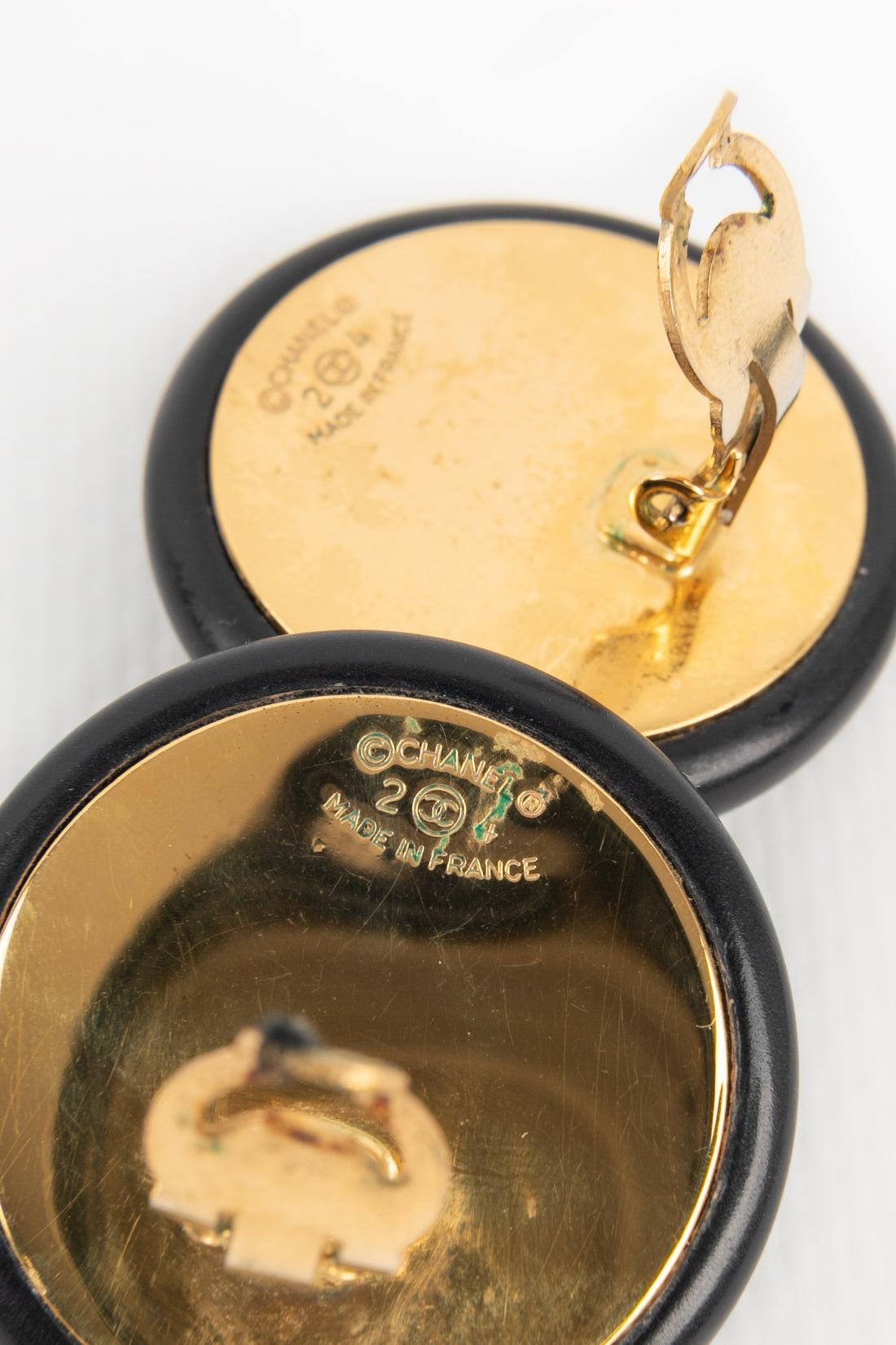 Chanel Clip-on CC Earrings in Golden Metal and Bakelite 1