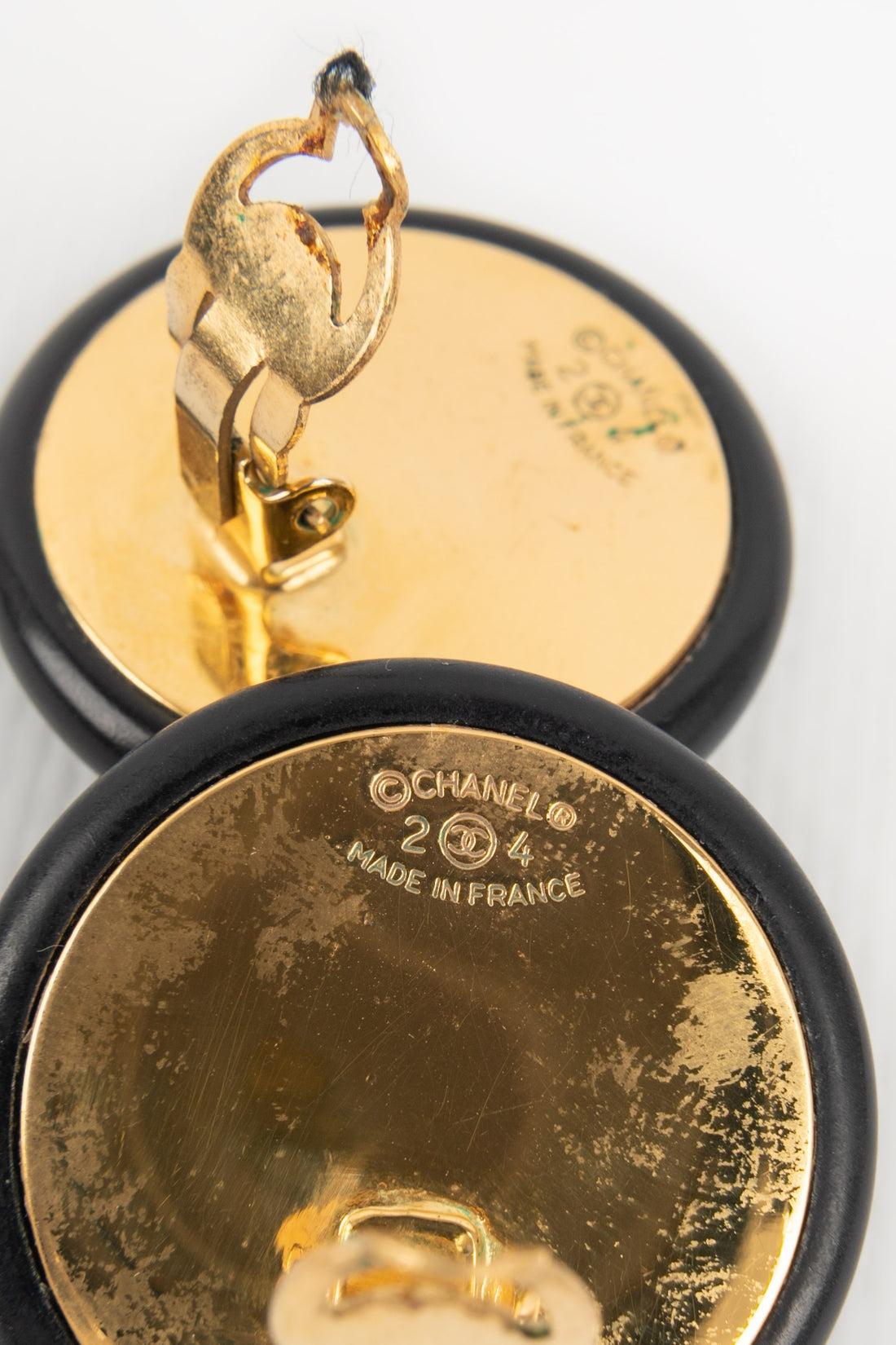 Chanel Clip-on CC Earrings in Golden Metal and Bakelite 2