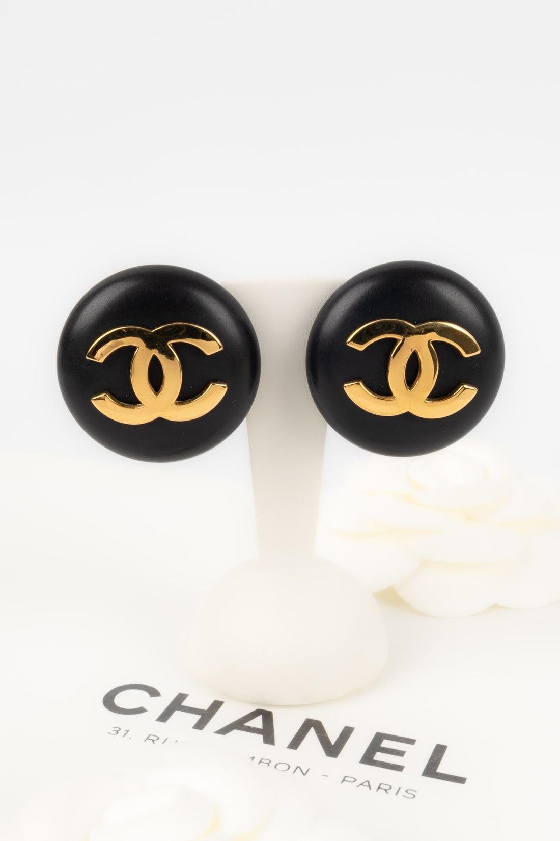 Chanel Clip-on CC Earrings in Golden Metal and Bakelite 3