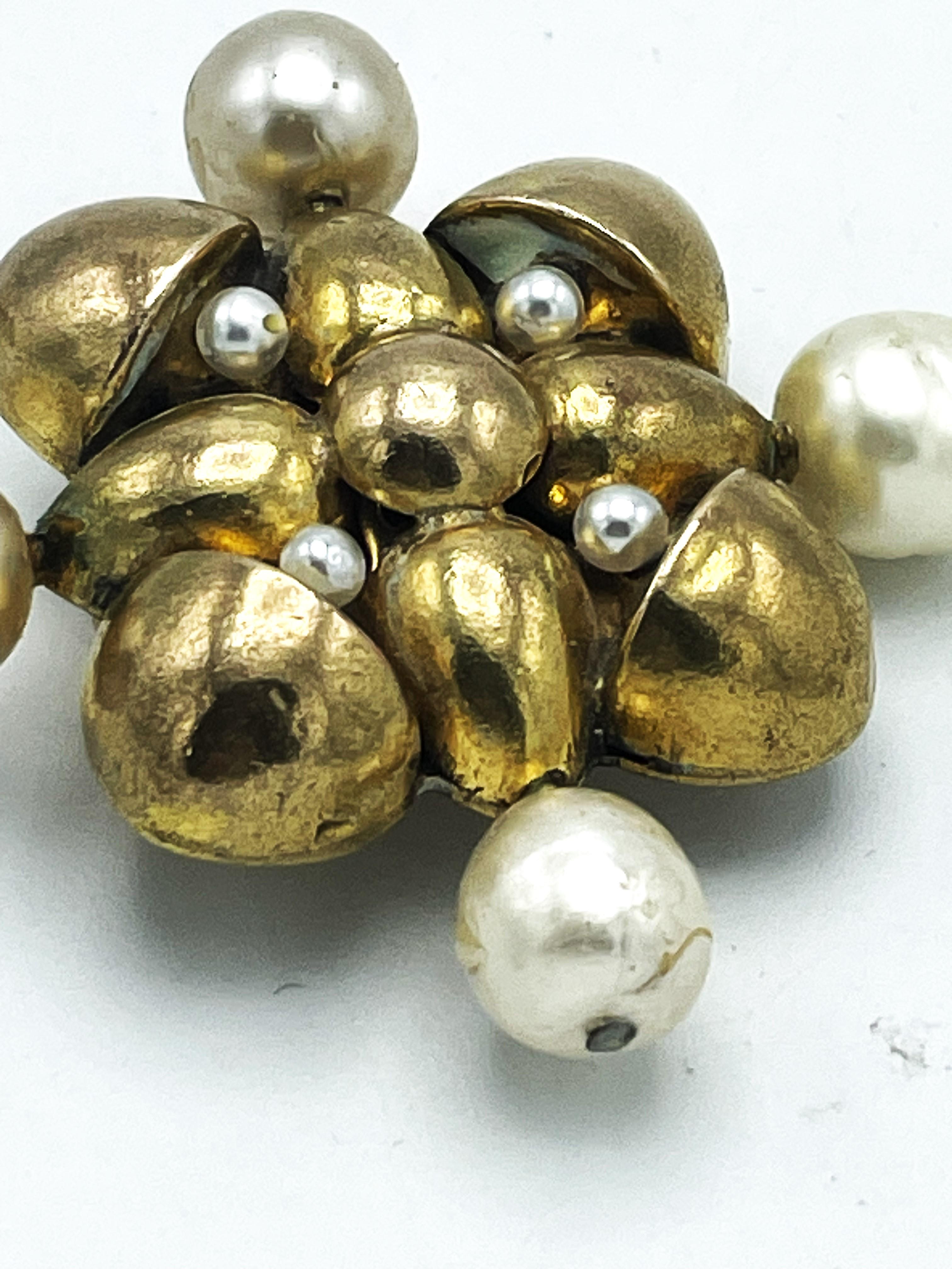 Chanel Ohrclips in Form eines Kreuzschildes. 1970-1981, vergoldet, Faux Perlen im Angebot 6