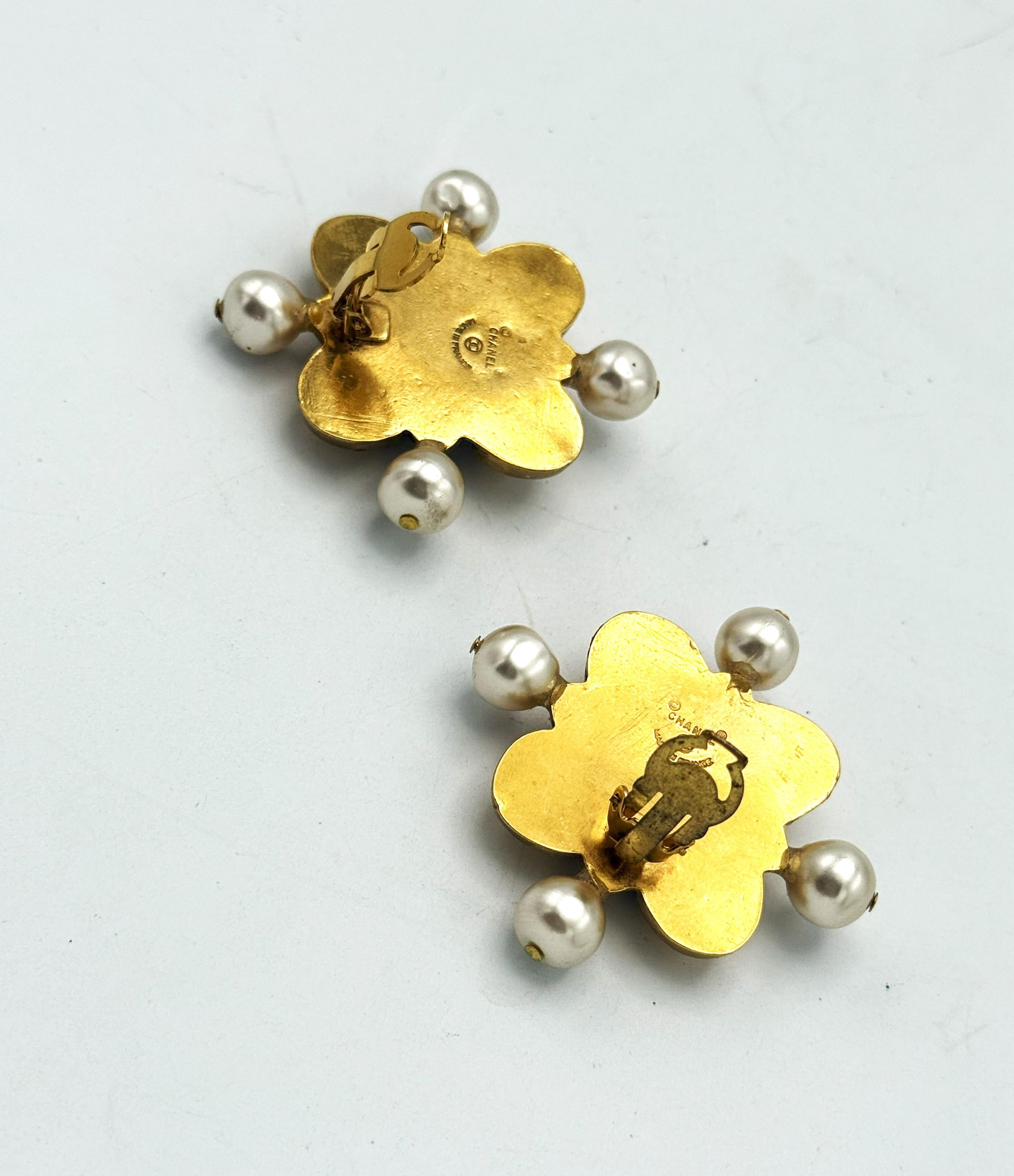 En forme d'enseigne croisée Chanel, 1970-1981, plaquée or, fausses perles en vente 6