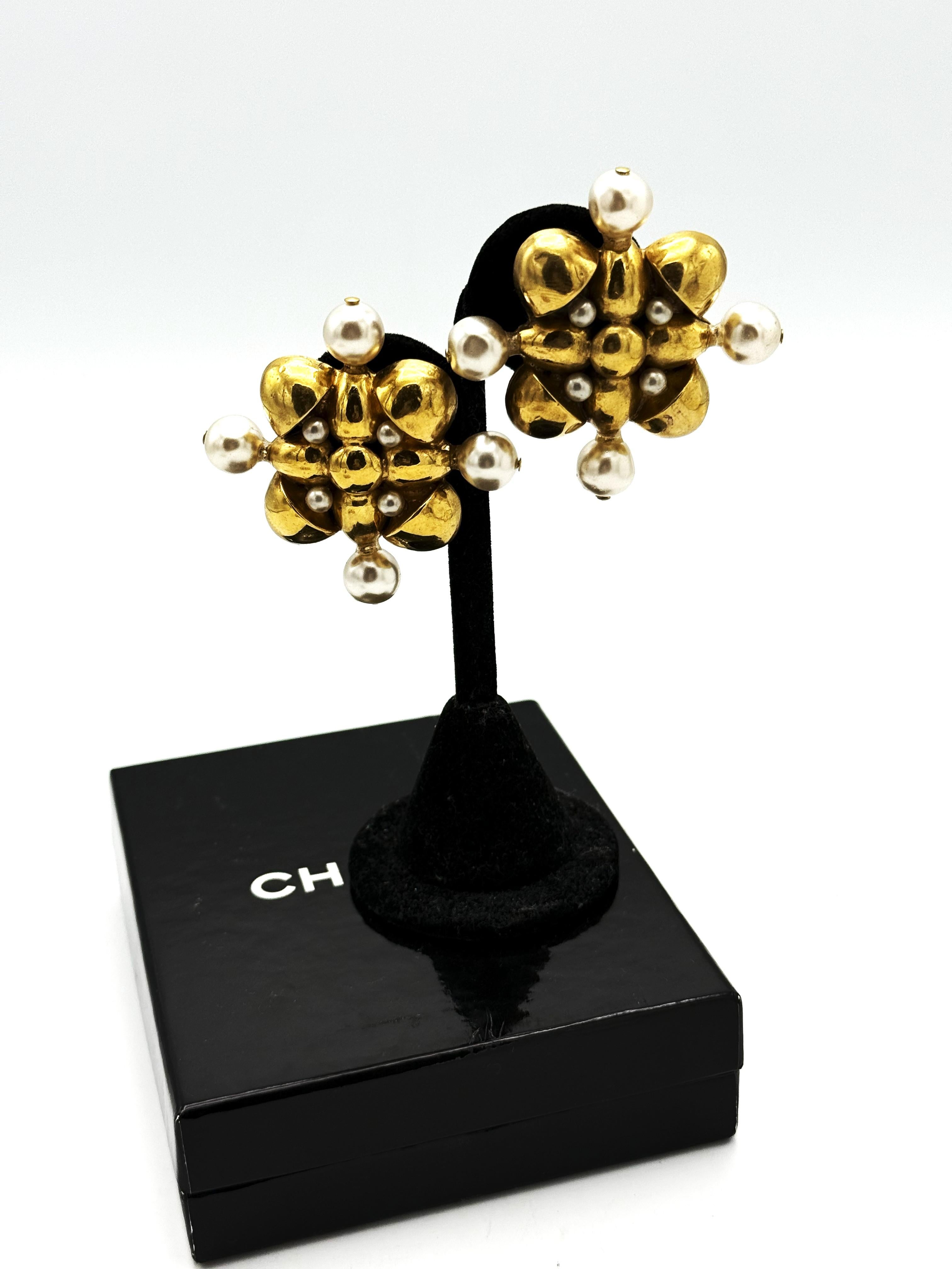 En forme d'enseigne croisée Chanel, 1970-1981, plaquée or, fausses perles en vente 7