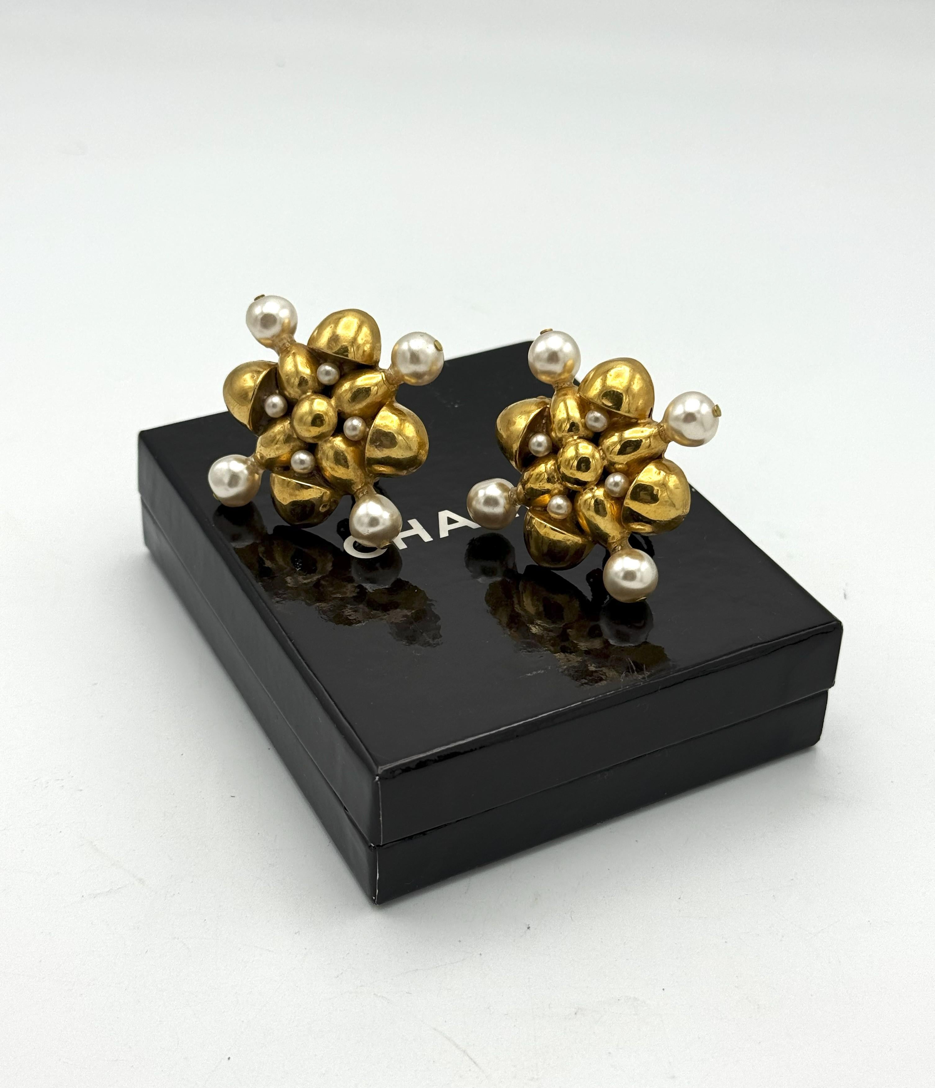 En forme d'enseigne croisée Chanel, 1970-1981, plaquée or, fausses perles en vente 8