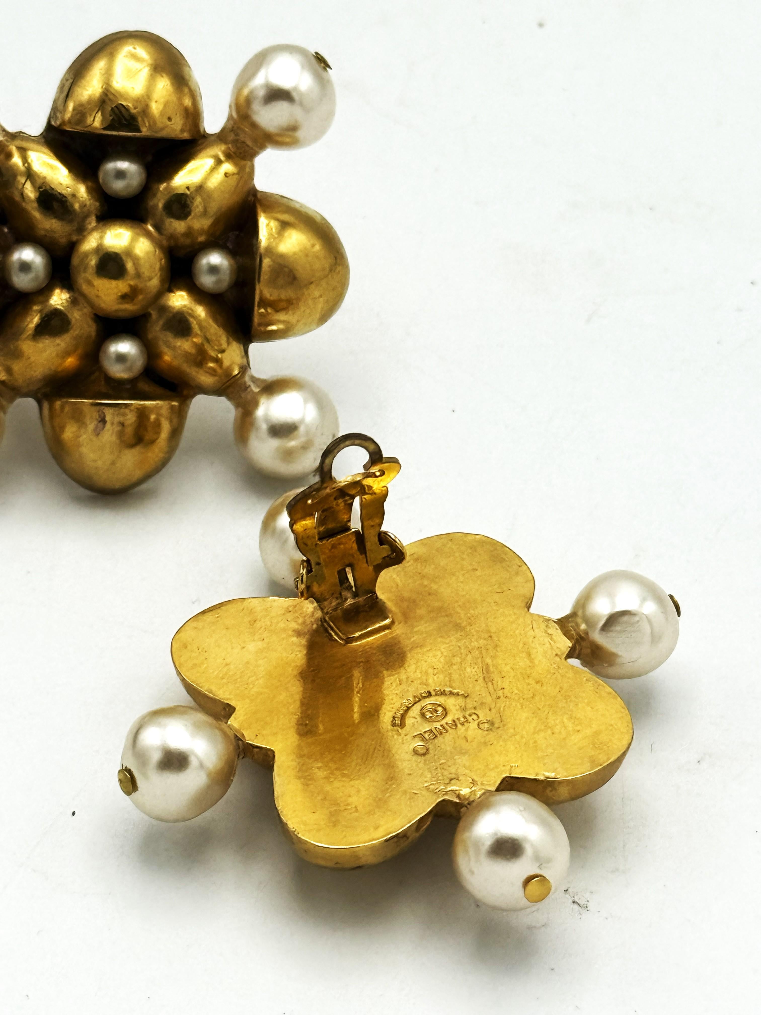 En forme d'enseigne croisée Chanel, 1970-1981, plaquée or, fausses perles en vente 9