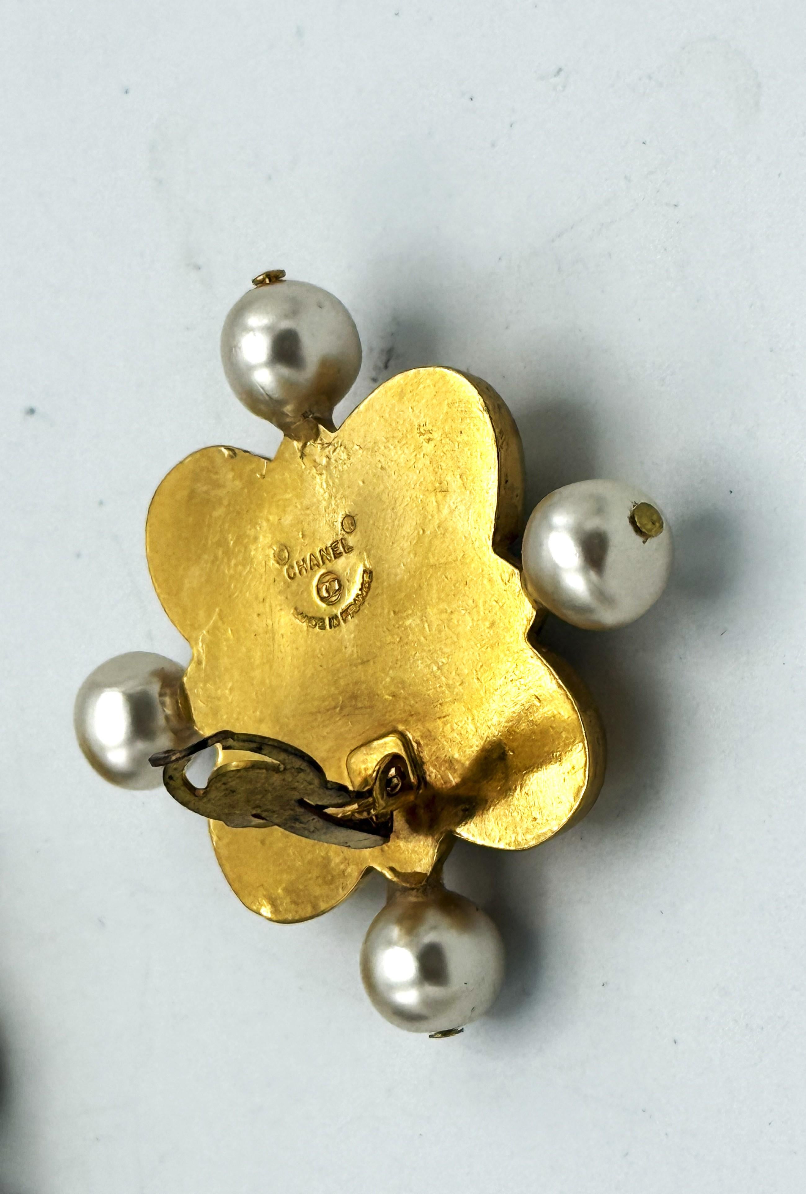 En forme d'enseigne croisée Chanel, 1970-1981, plaquée or, fausses perles en vente 10