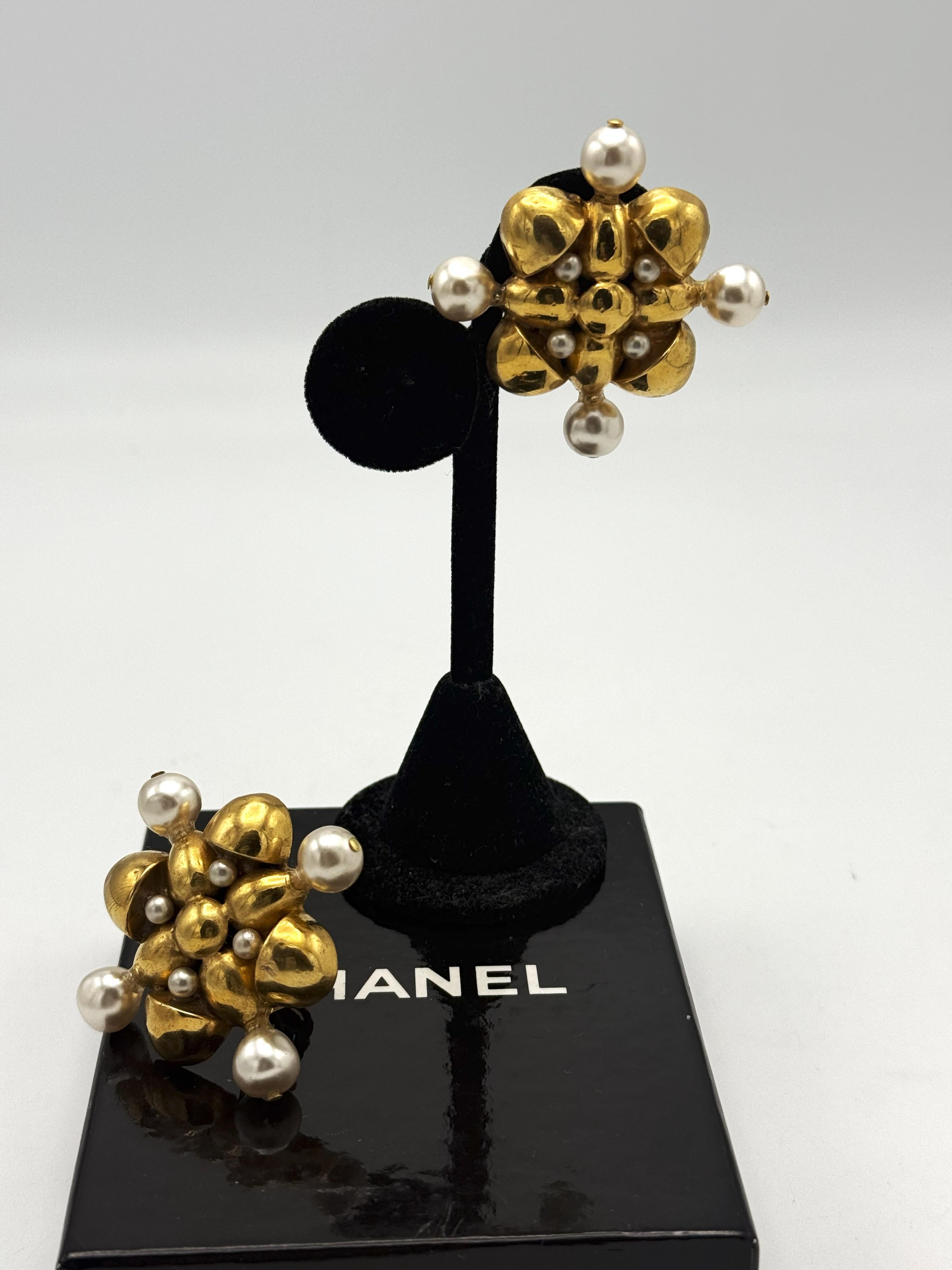 En forme d'enseigne croisée Chanel, 1970-1981, plaquée or, fausses perles en vente 11
