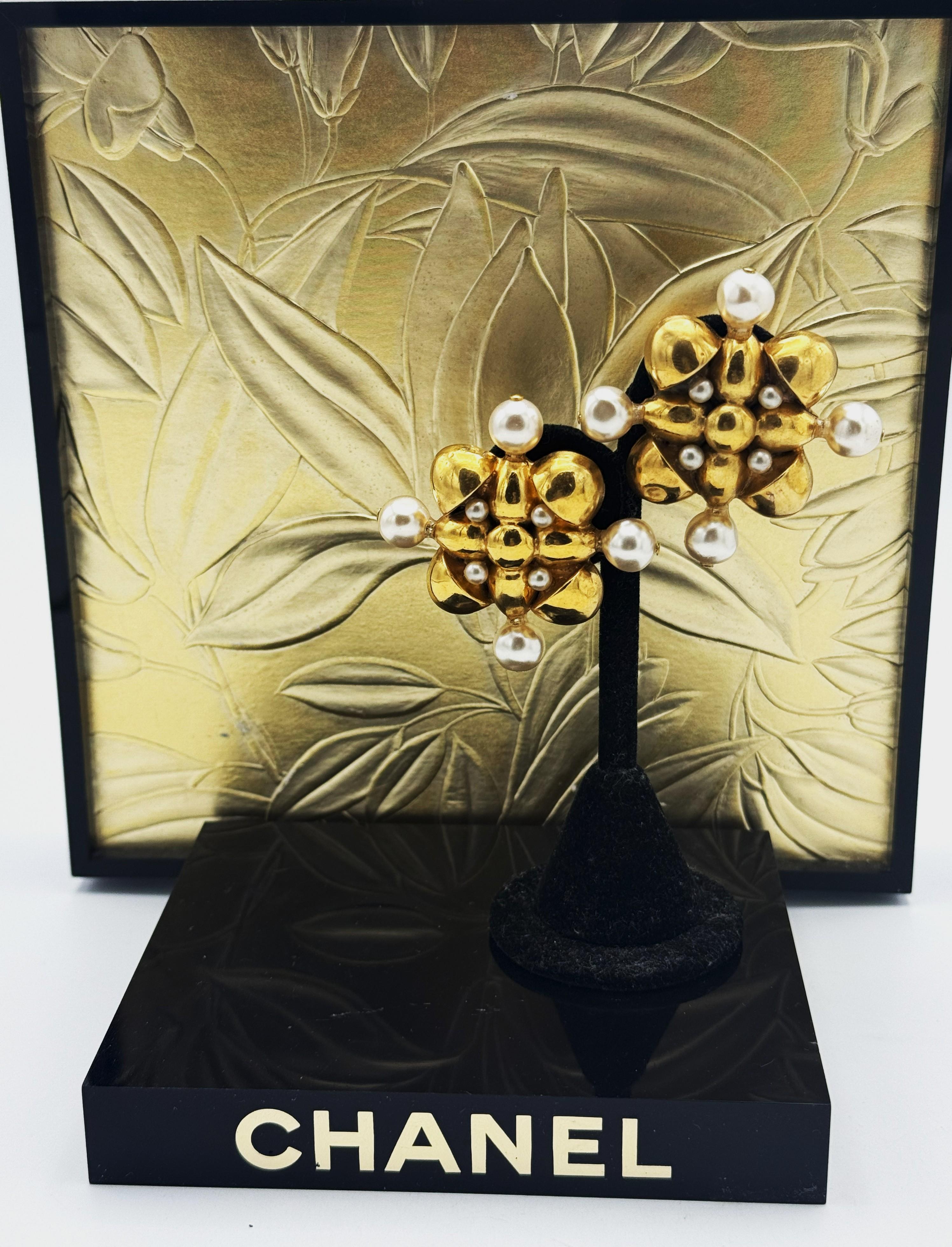 En forme d'enseigne croisée Chanel, 1970-1981, plaquée or, fausses perles en vente 12