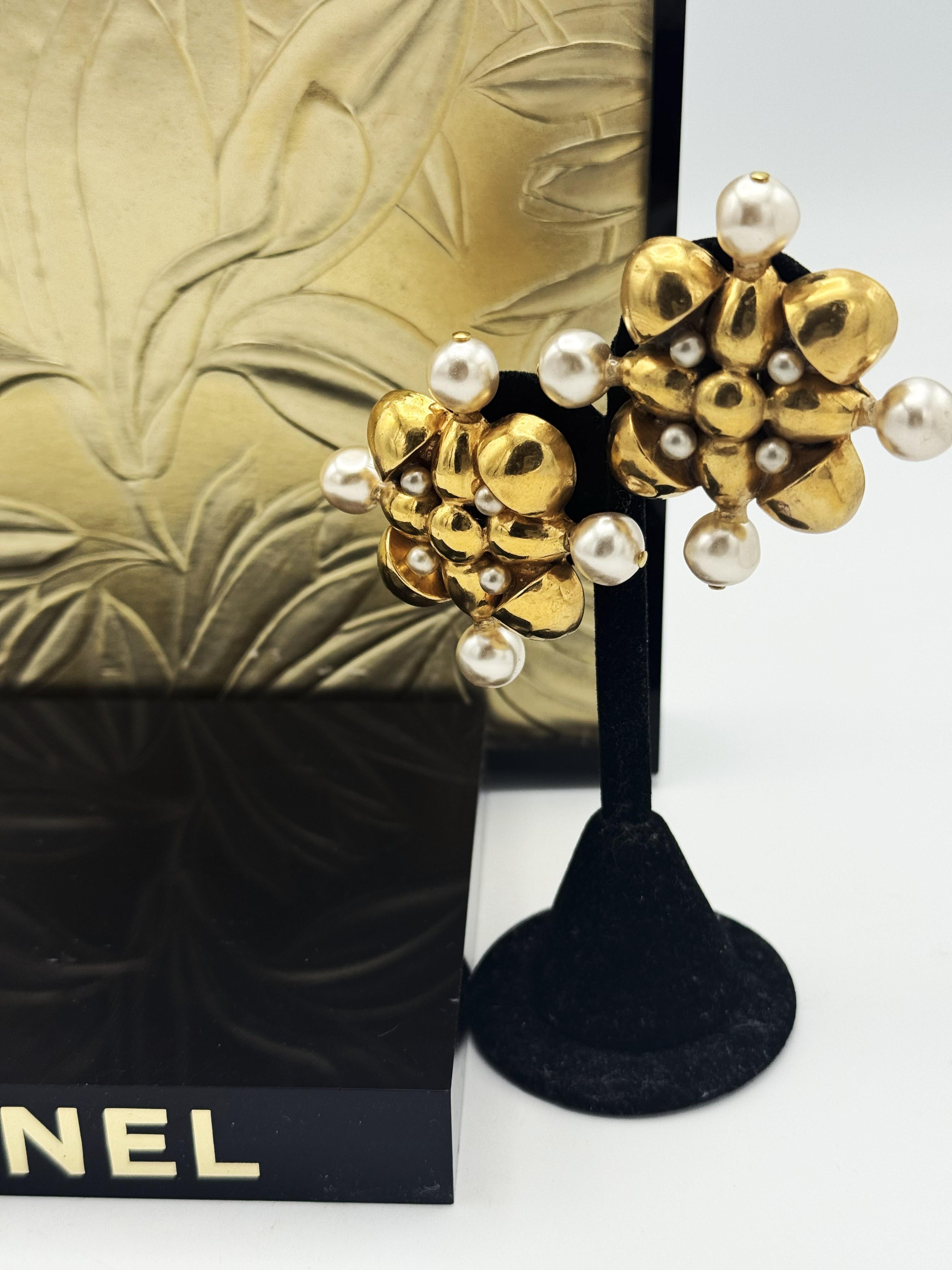 Artiste En forme d'enseigne croisée Chanel, 1970-1981, plaquée or, fausses perles en vente