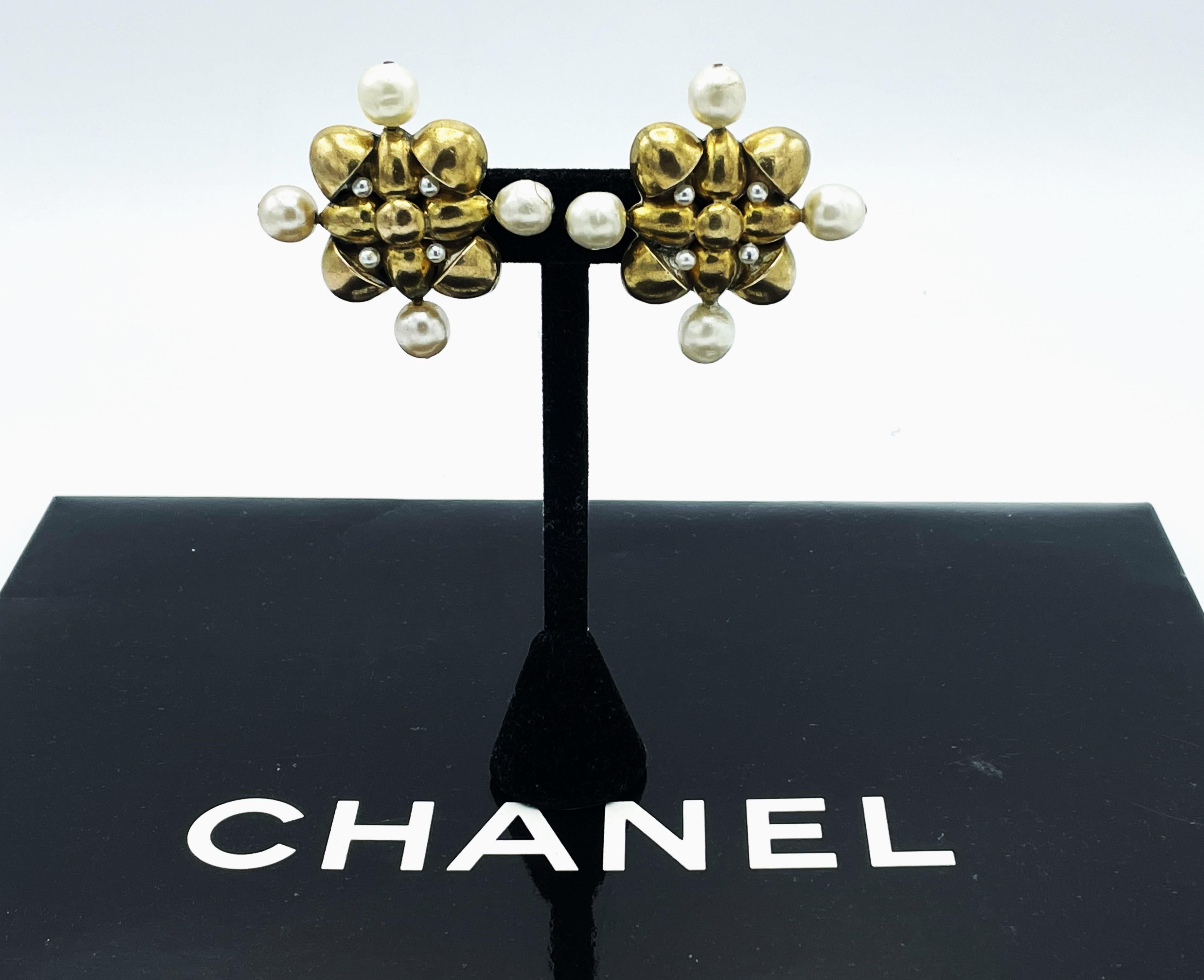 Chanel Ohrclips in Form eines Kreuzschildes. 1970-1981, vergoldet, Faux Perlen im Zustand „Gut“ im Angebot in Stuttgart, DE