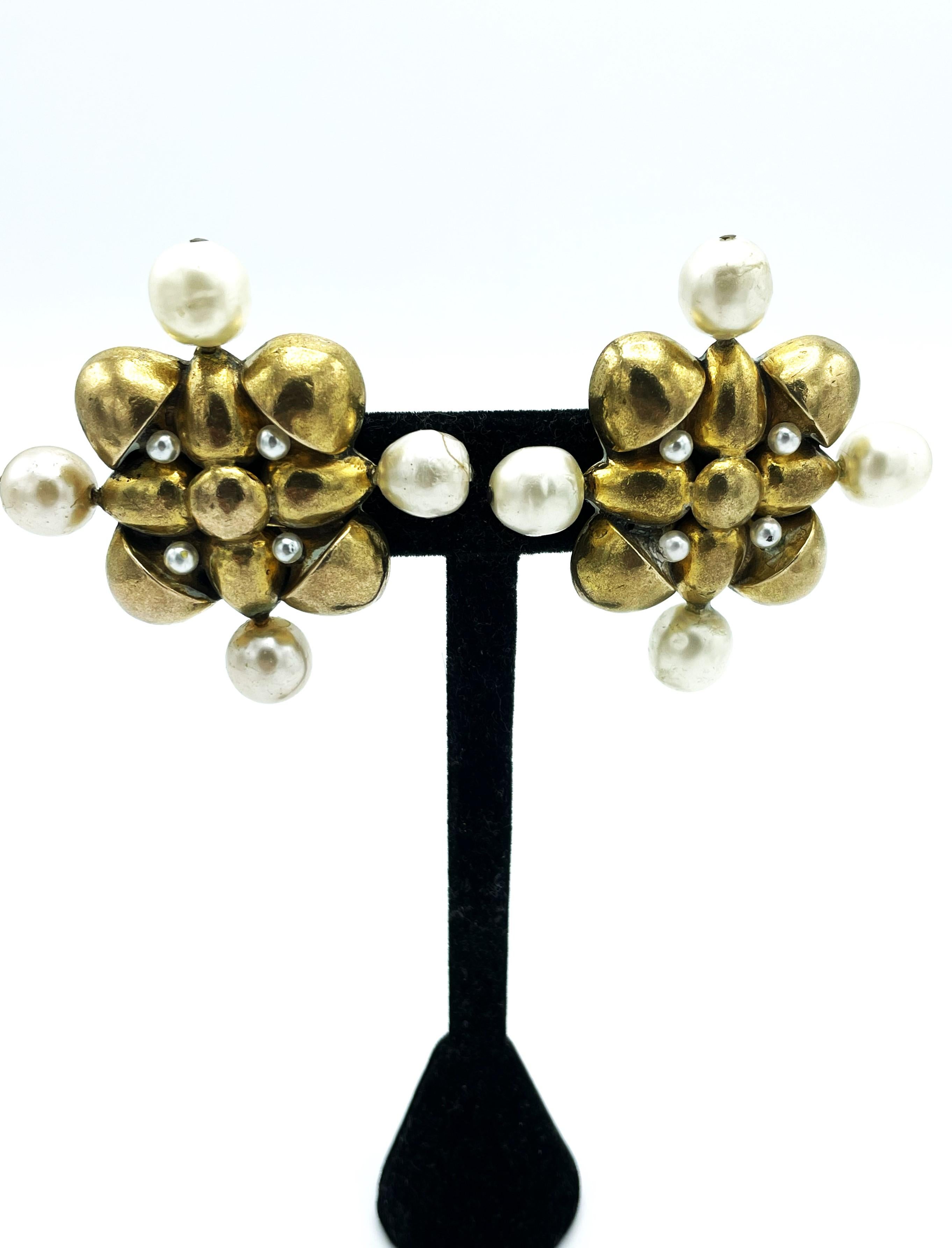Chanel Ohrclips in Form eines Kreuzschildes. 1970-1981, vergoldet, Faux Perlen Damen im Angebot