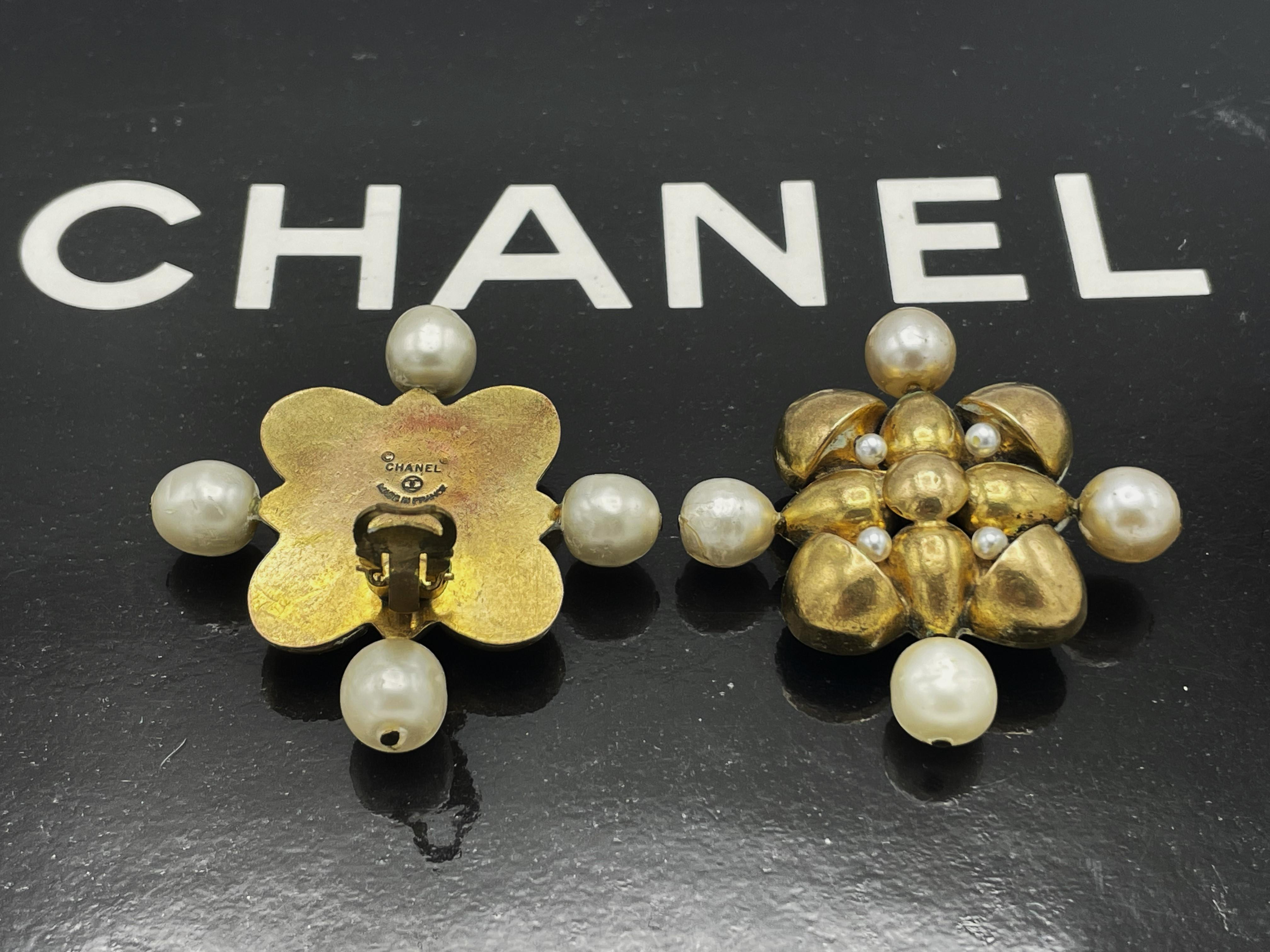 Chanel Ohrclips in Form eines Kreuzschildes. 1970-1981, vergoldet, Faux Perlen im Angebot 1