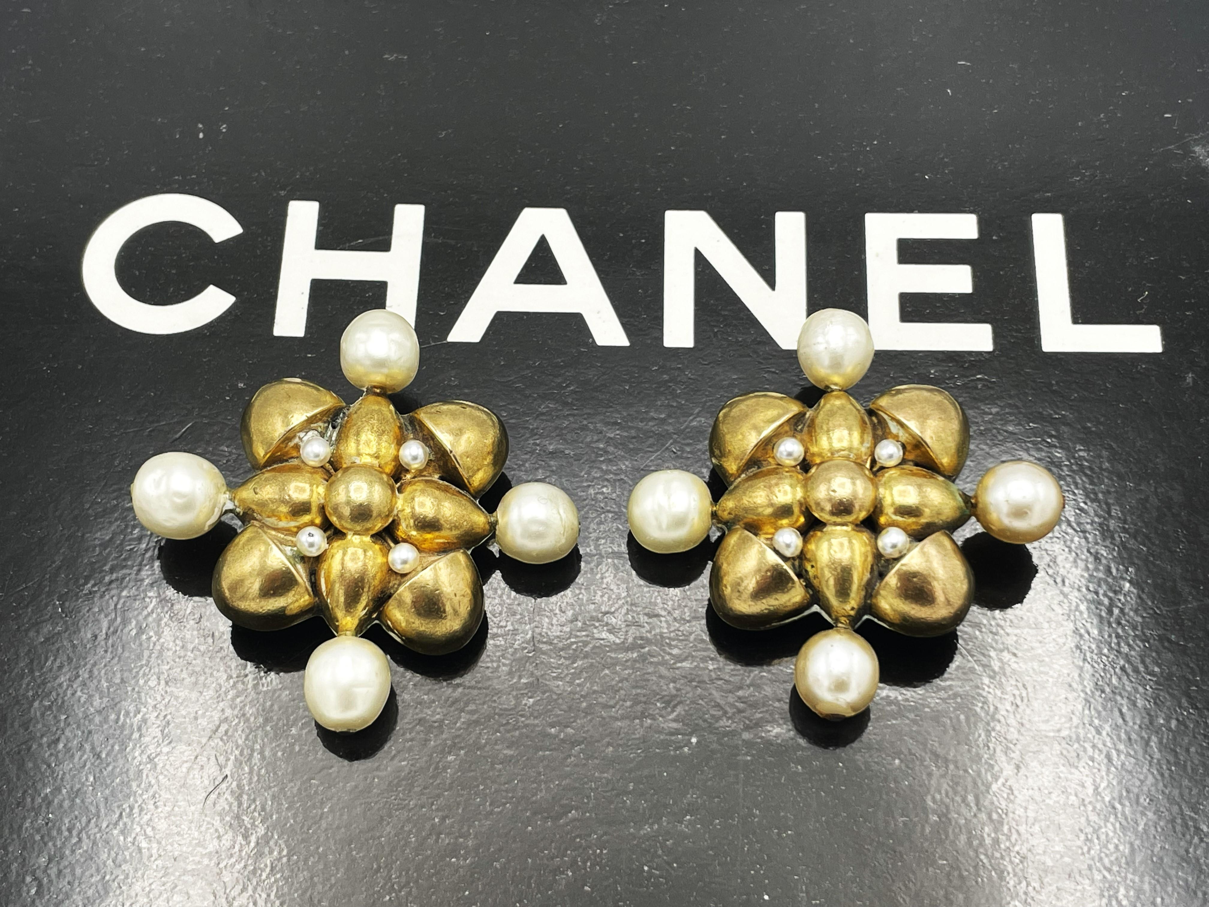 Chanel Ohrclips in Form eines Kreuzschildes. 1970-1981, vergoldet, Faux Perlen im Angebot 2