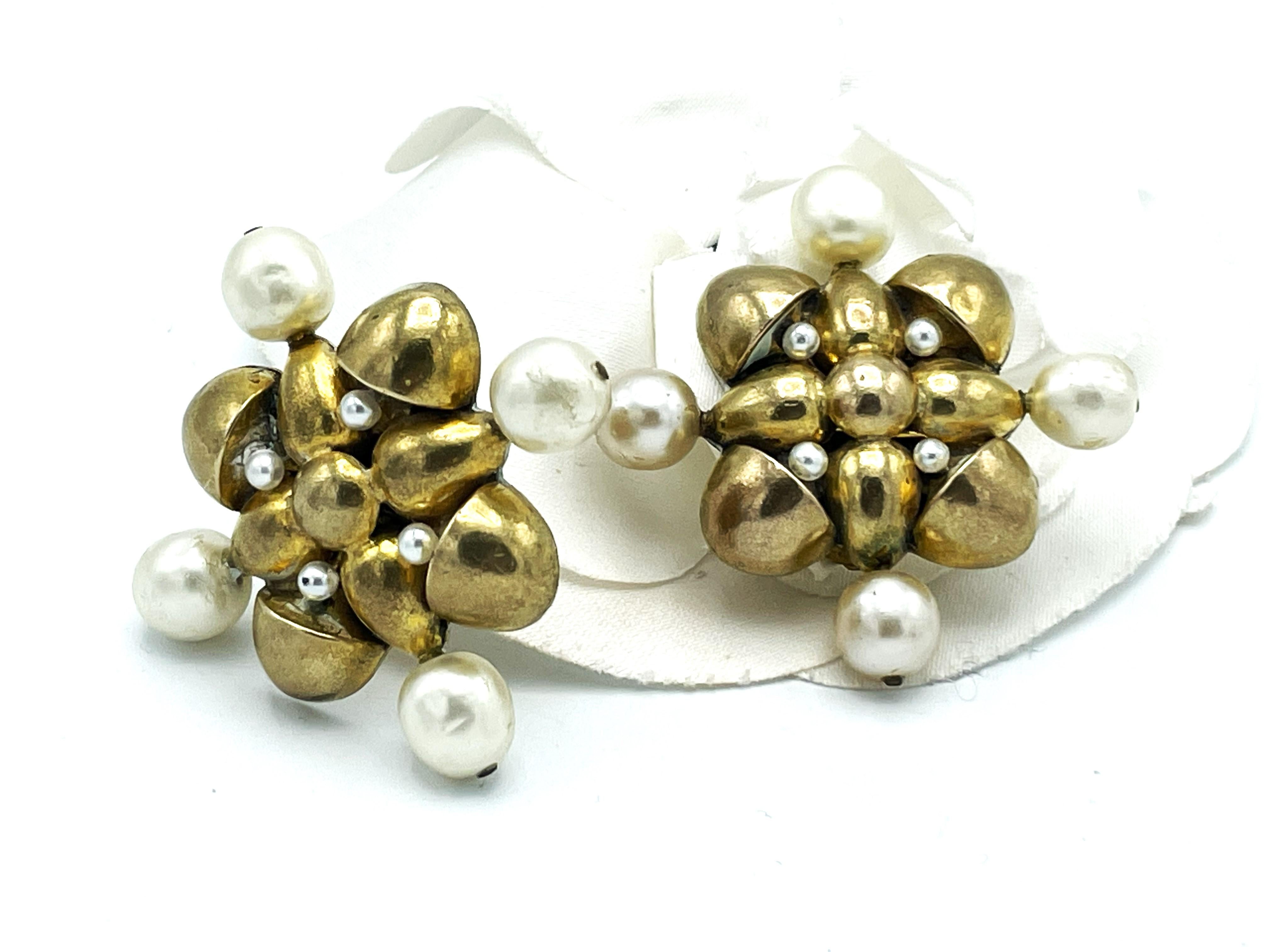 Chanel Ohrclips in Form eines Kreuzschildes. 1970-1981, vergoldet, Faux Perlen im Angebot 4