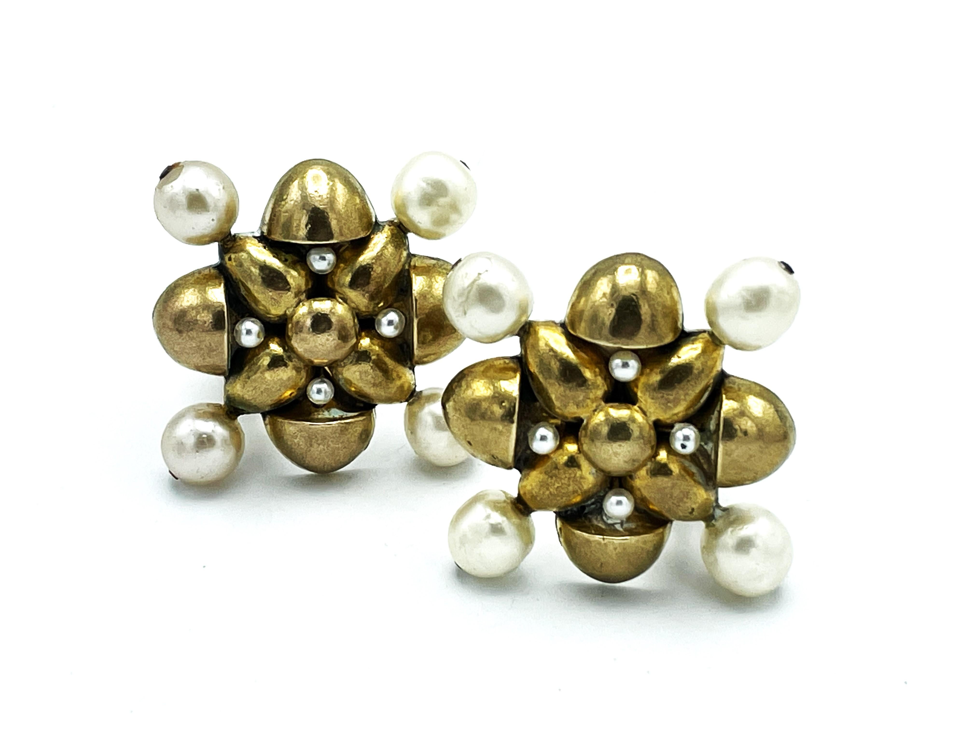 Chanel Ohrclips in Form eines Kreuzschildes. 1970-1981, vergoldet, Faux Perlen im Angebot 5