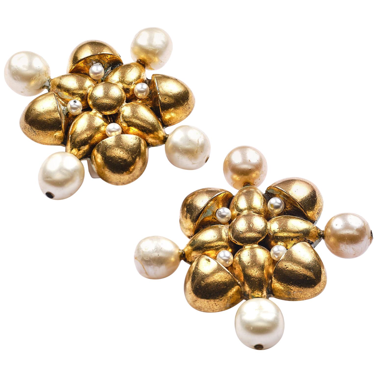 Chanel Ohrclips in Form eines Kreuzschildes. 1970-1981, vergoldet, Faux Perlen (Künstler*in) im Angebot