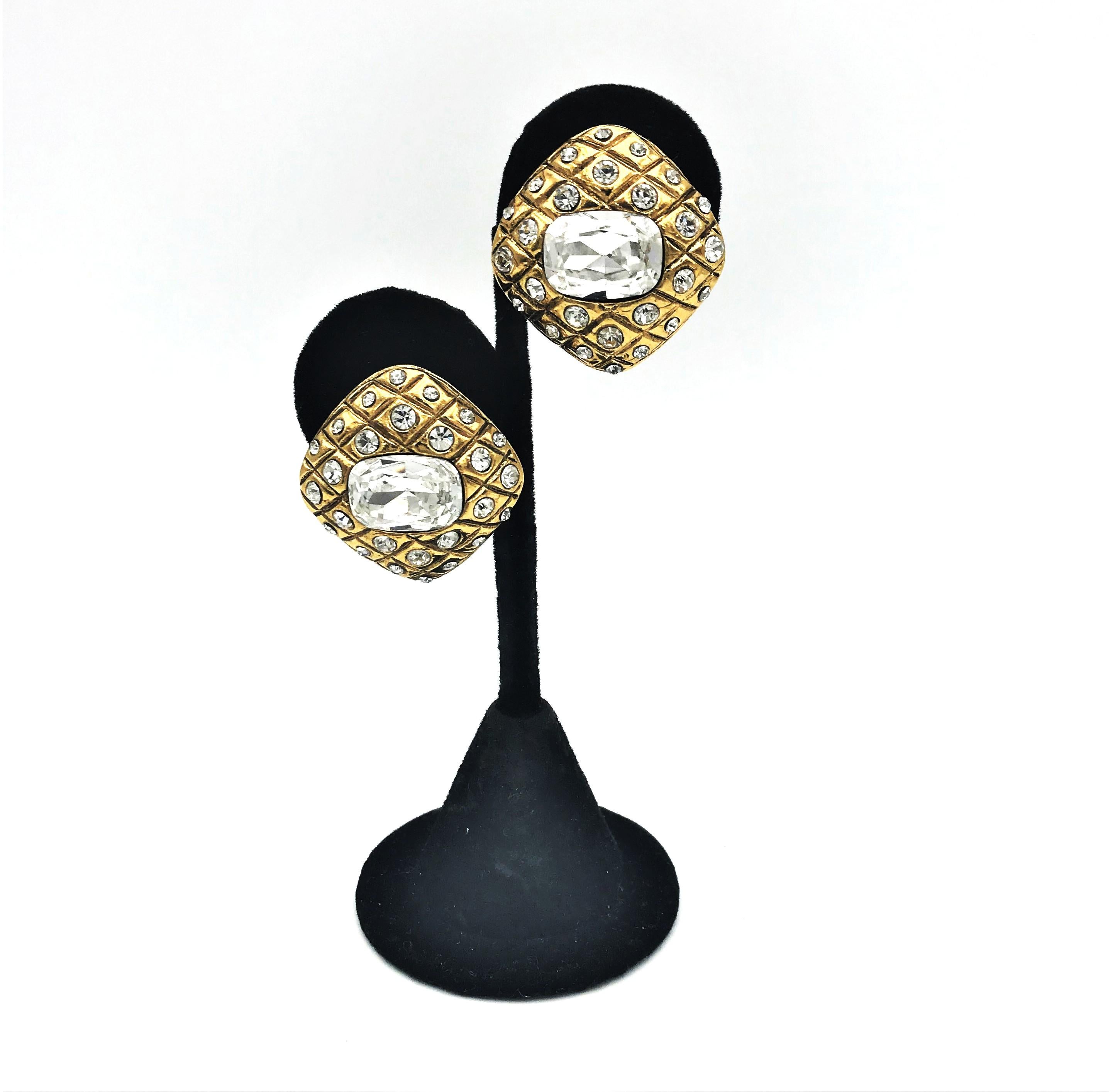 Artigiano Orecchio a clip CHANEL firmato 2CC3 trapuntato di strass placcati oro in vendita
