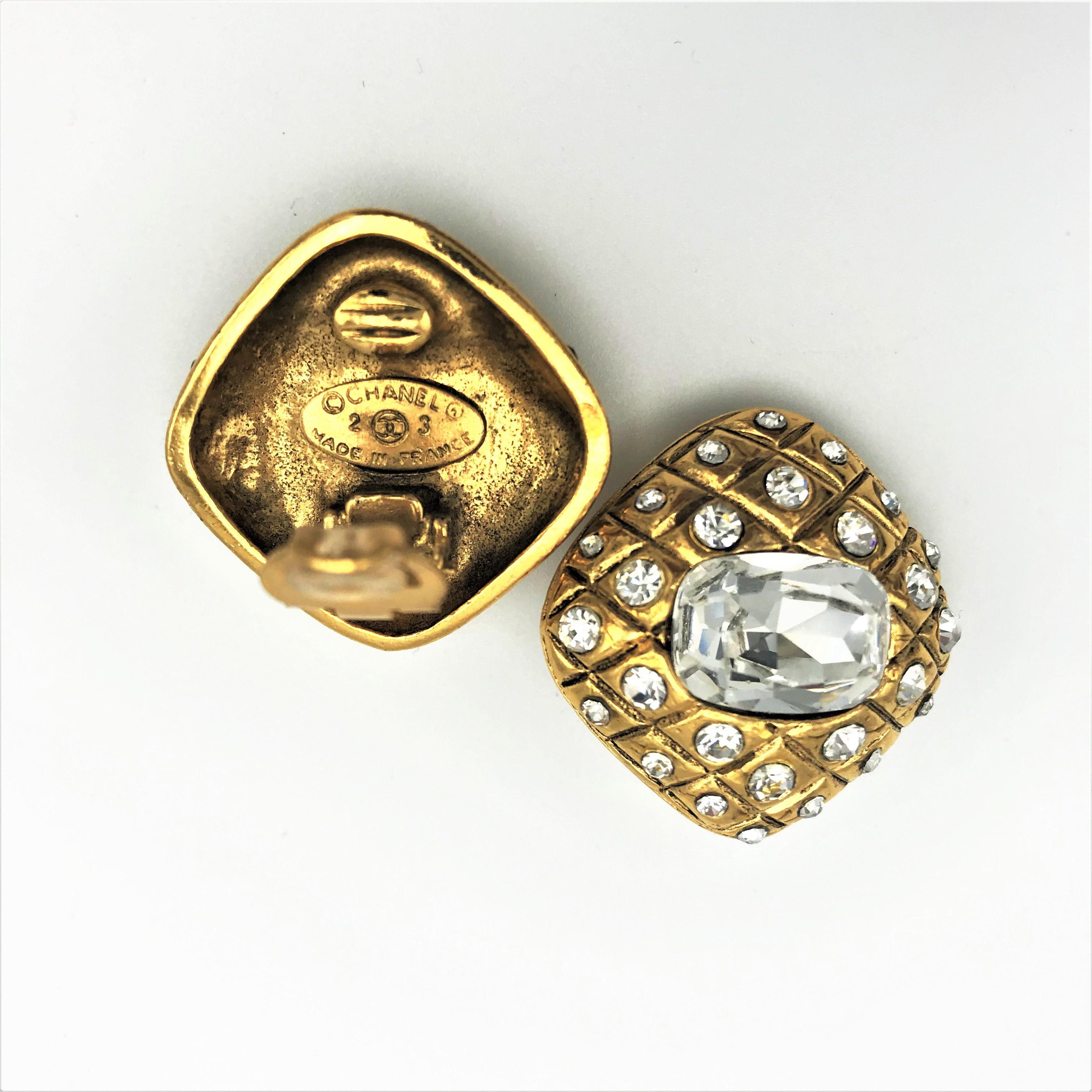 Ottagono Orecchio a clip CHANEL firmato 2CC3 trapuntato di strass placcati oro in vendita