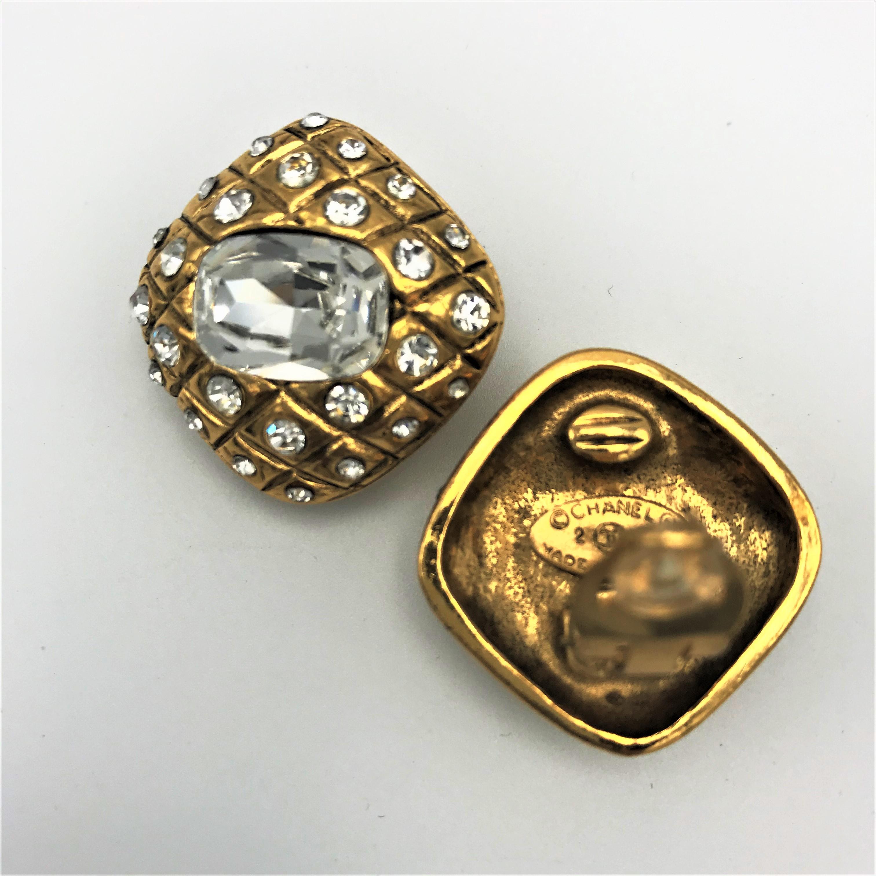 Orecchio a clip CHANEL firmato 2CC3 trapuntato di strass placcati oro In condizioni ottime in vendita a Stuttgart, DE