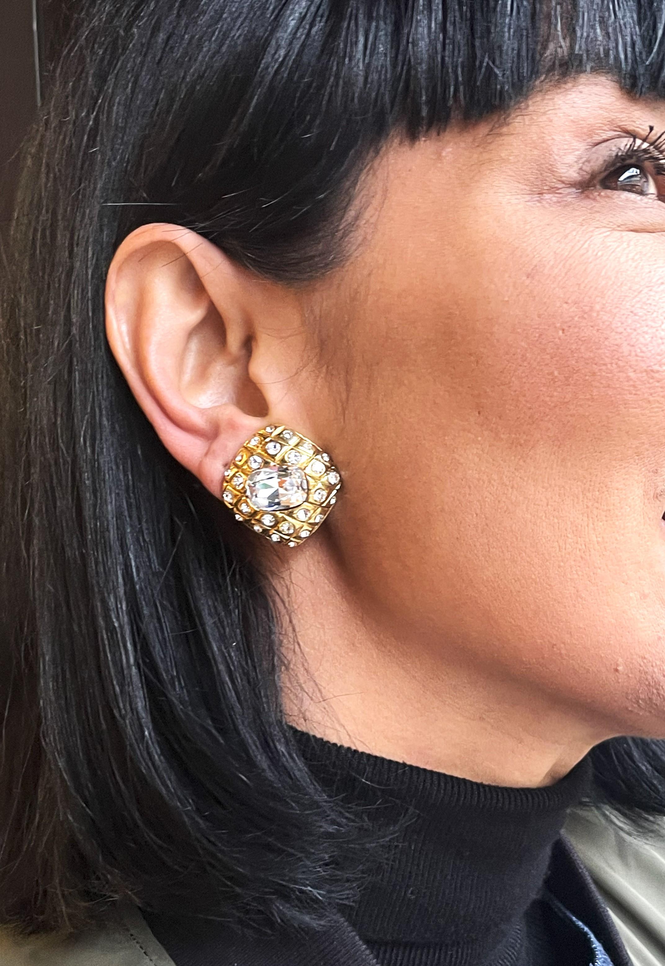 Orecchio a clip CHANEL firmato 2CC3 trapuntato di strass placcati oro in vendita 2