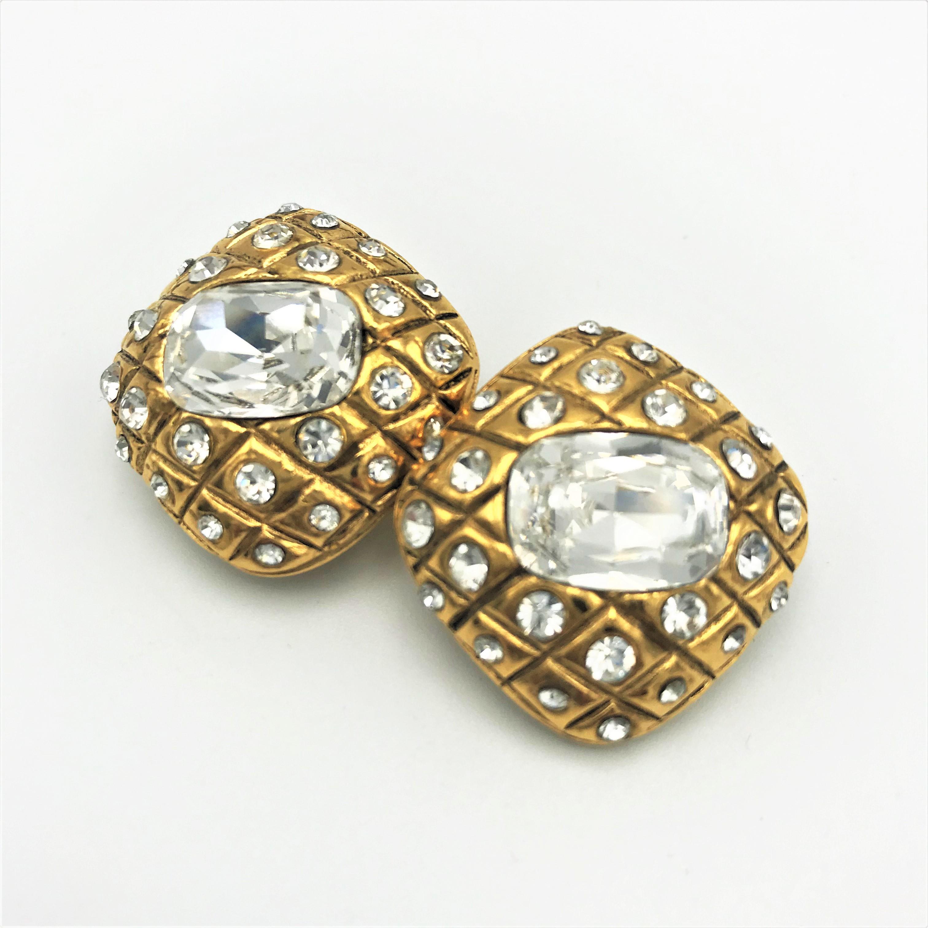 Orecchio a clip CHANEL firmato 2CC3 trapuntato di strass placcati oro in vendita 3