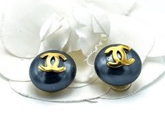 CHANEL Clip-ON EARRING, anthrazit pearl with iconic CC Logo, signed 1970/80