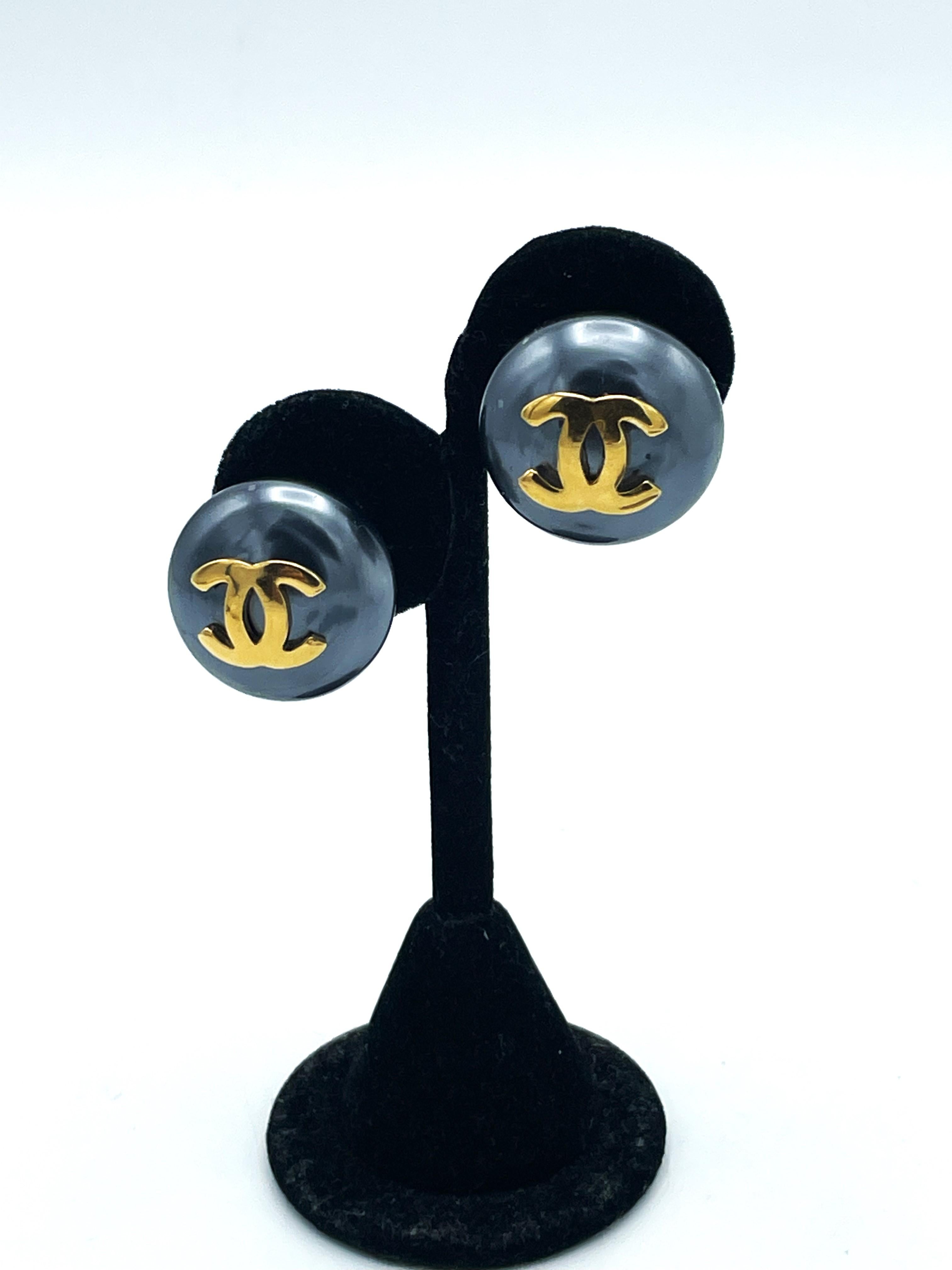Donna ORECCHINI CHANEL a clip, perla antracite con l'iconico logo CC, firmati 1970/80 in vendita