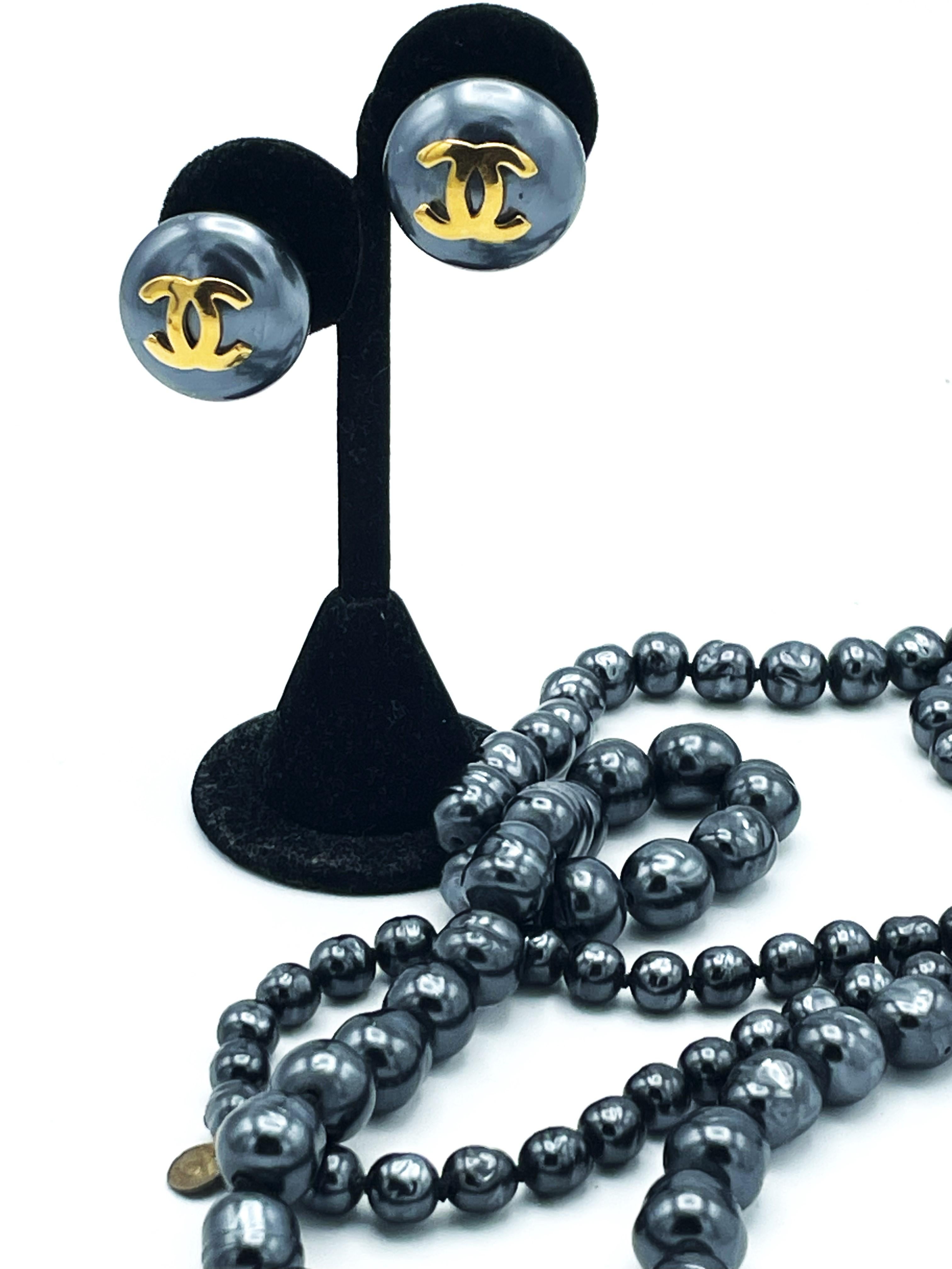 ORECCHINI CHANEL a clip, perla antracite con l'iconico logo CC, firmati 1970/80 in vendita 1