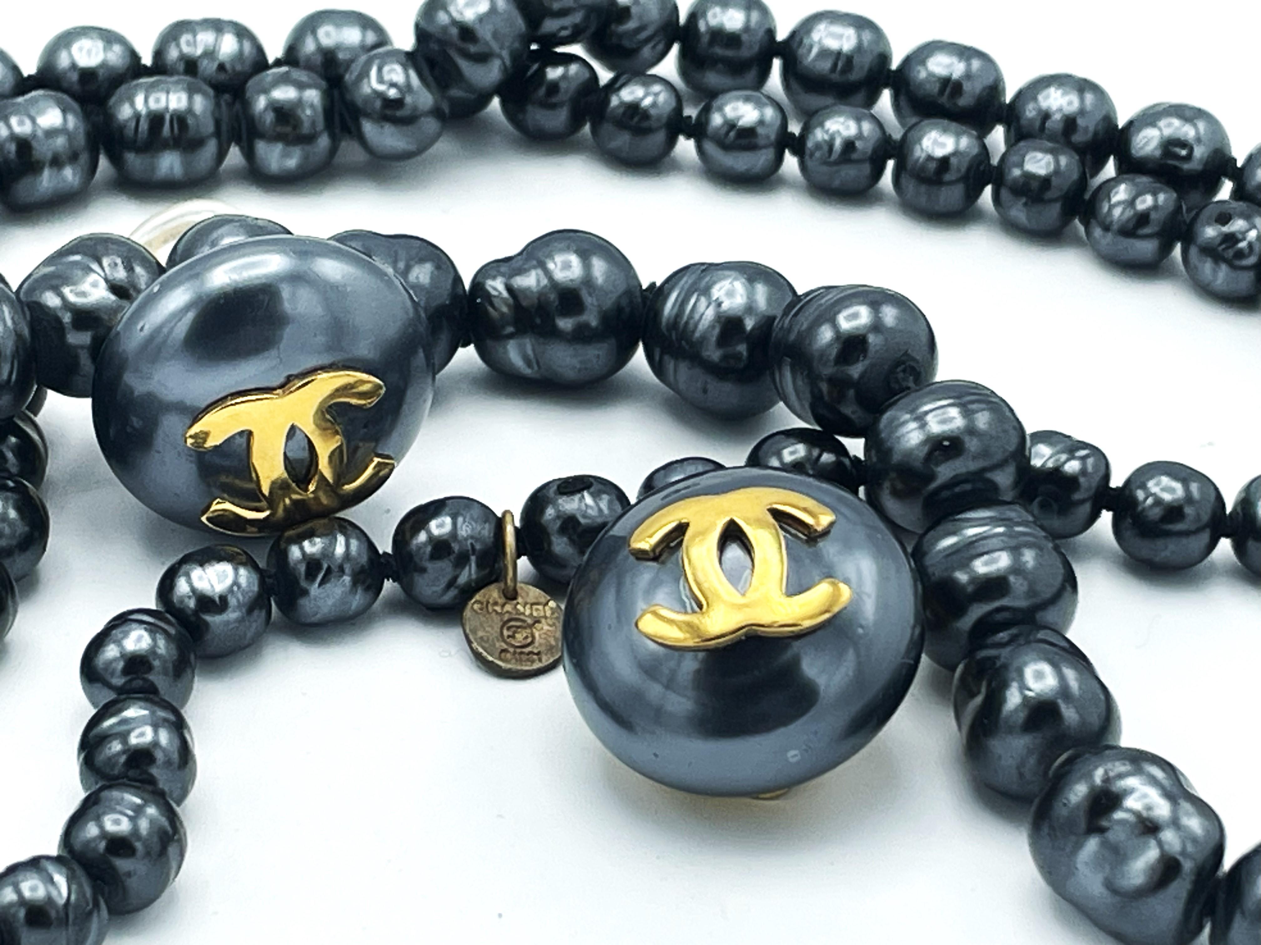 ORECCHINI CHANEL a clip, perla antracite con l'iconico logo CC, firmati 1970/80 in vendita 2