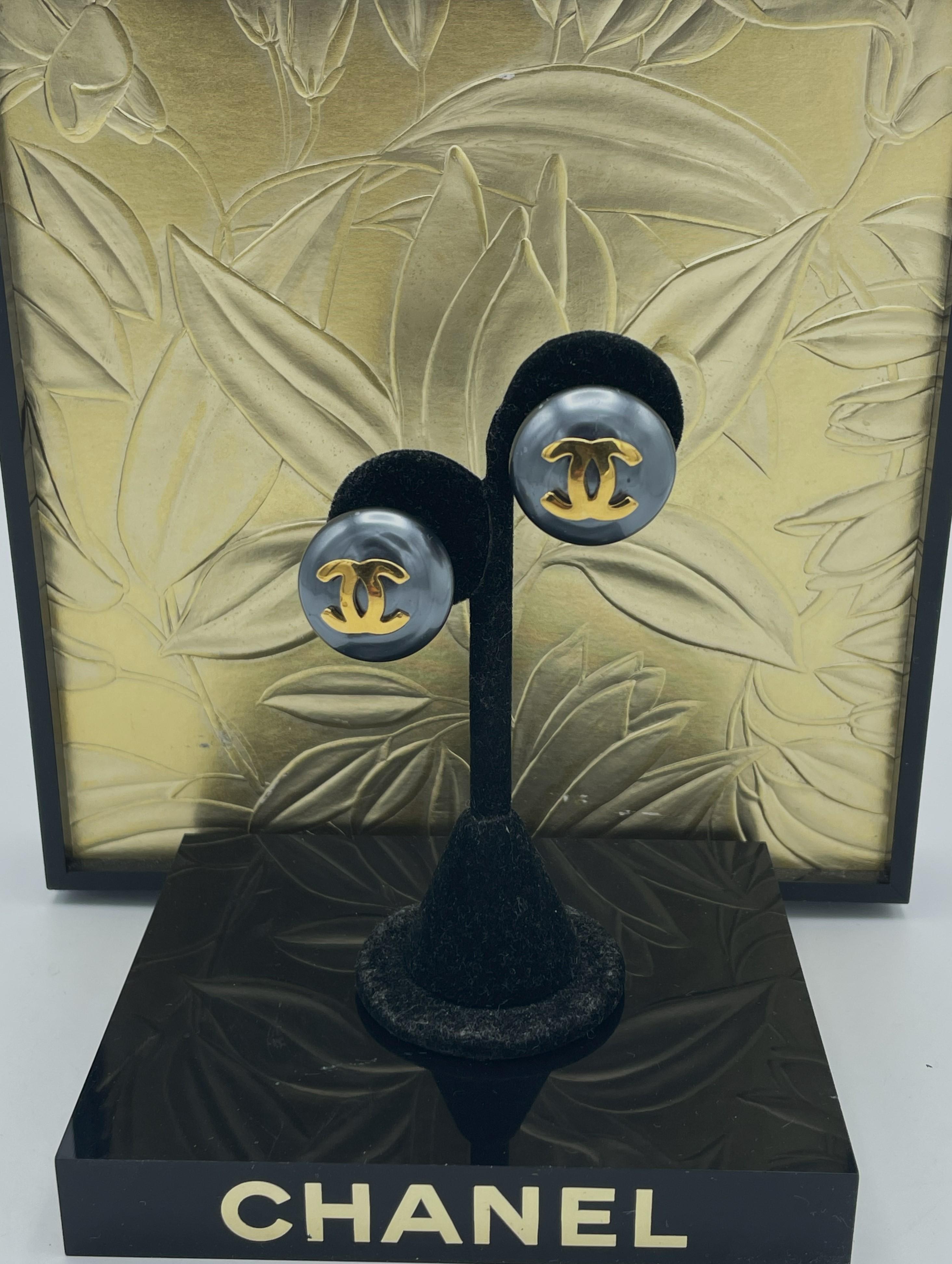 ORECCHINI CHANEL a clip, perla antracite con l'iconico logo CC, firmati 1970/80 in vendita 5
