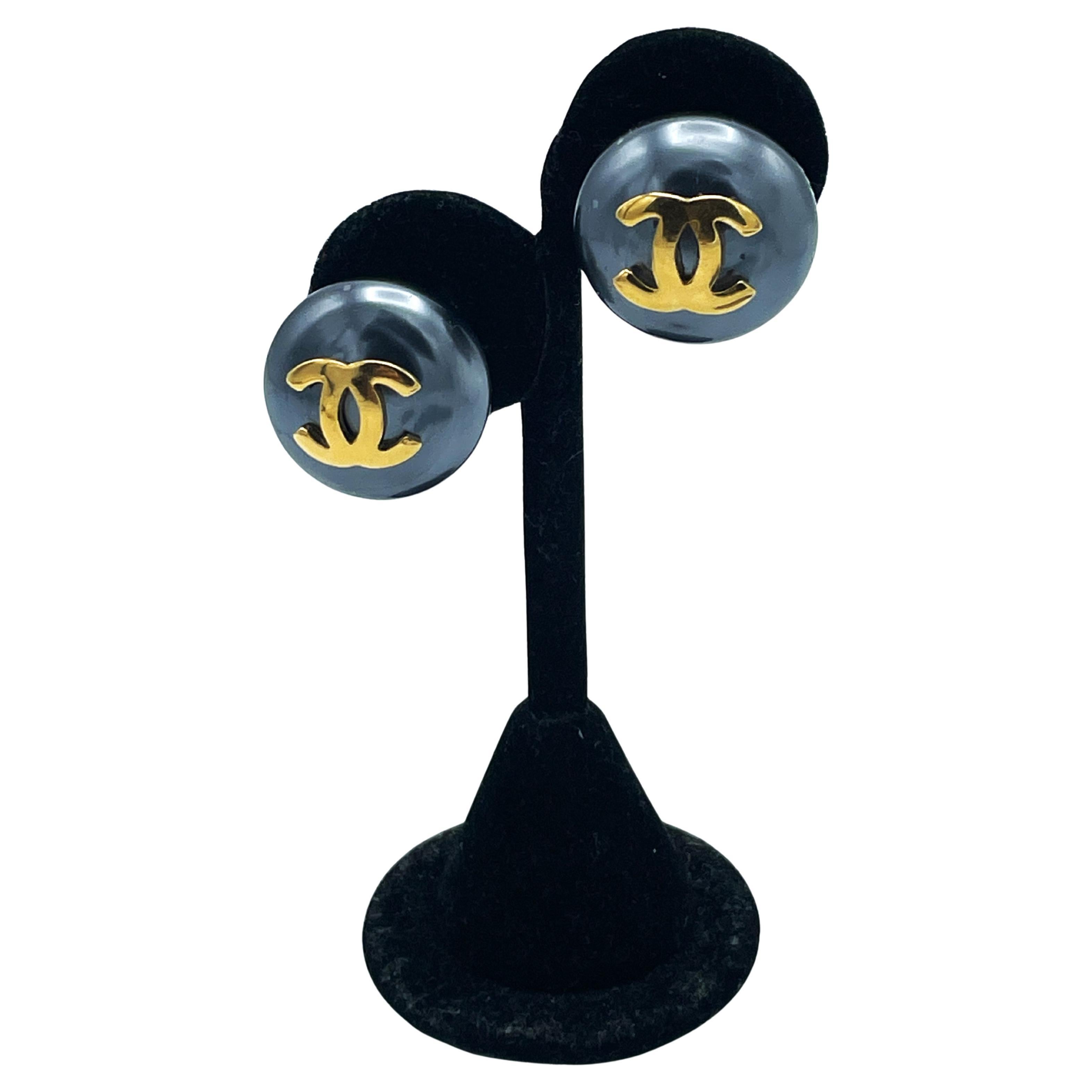 ORECCHINI CHANEL a clip, perla antracite con l'iconico logo CC, firmati 1970/80 in vendita