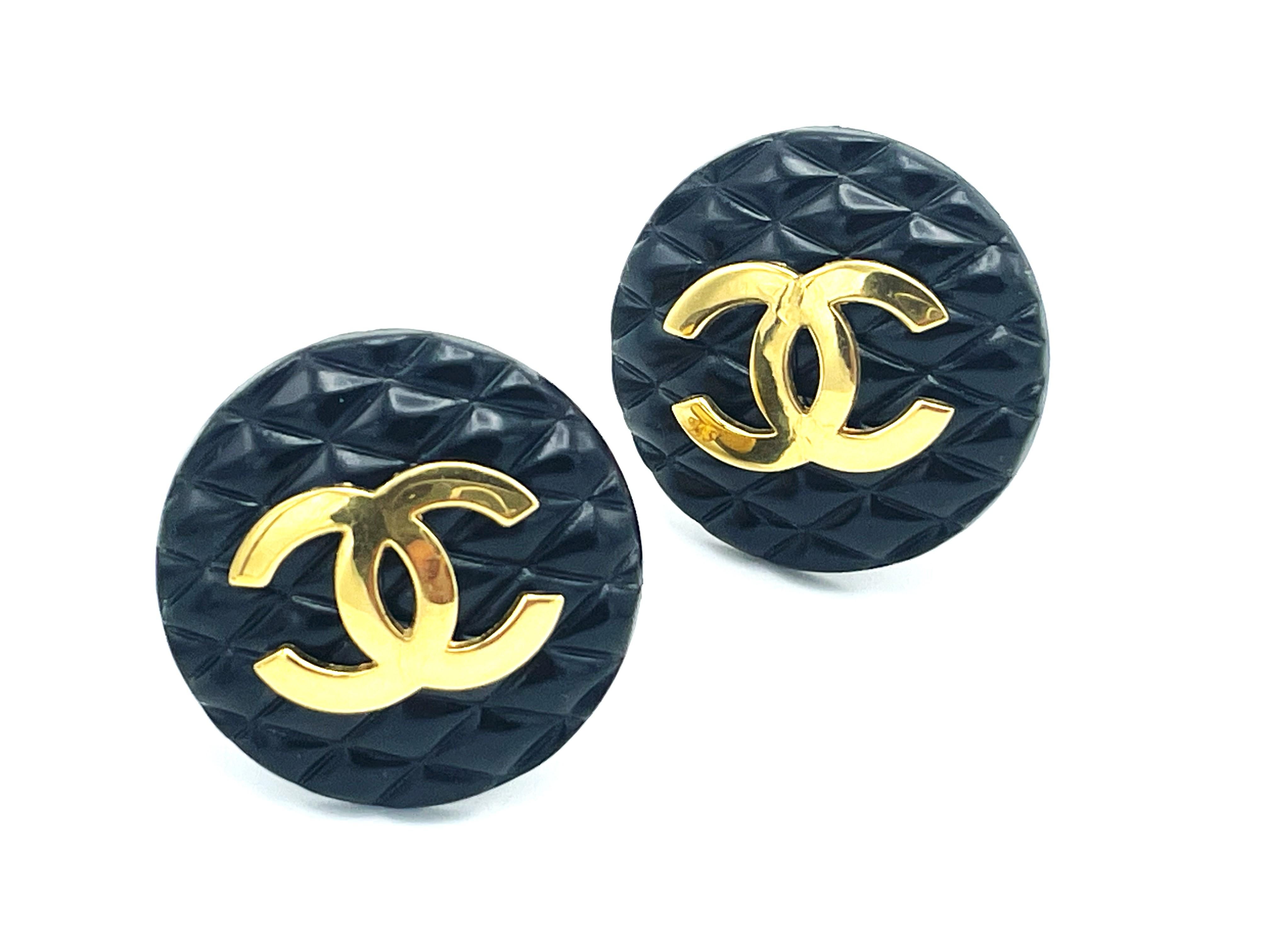 Modern CHANEL Clip-on earring, black Bakelite  with iconic CC, singed 2CC3 = 1985