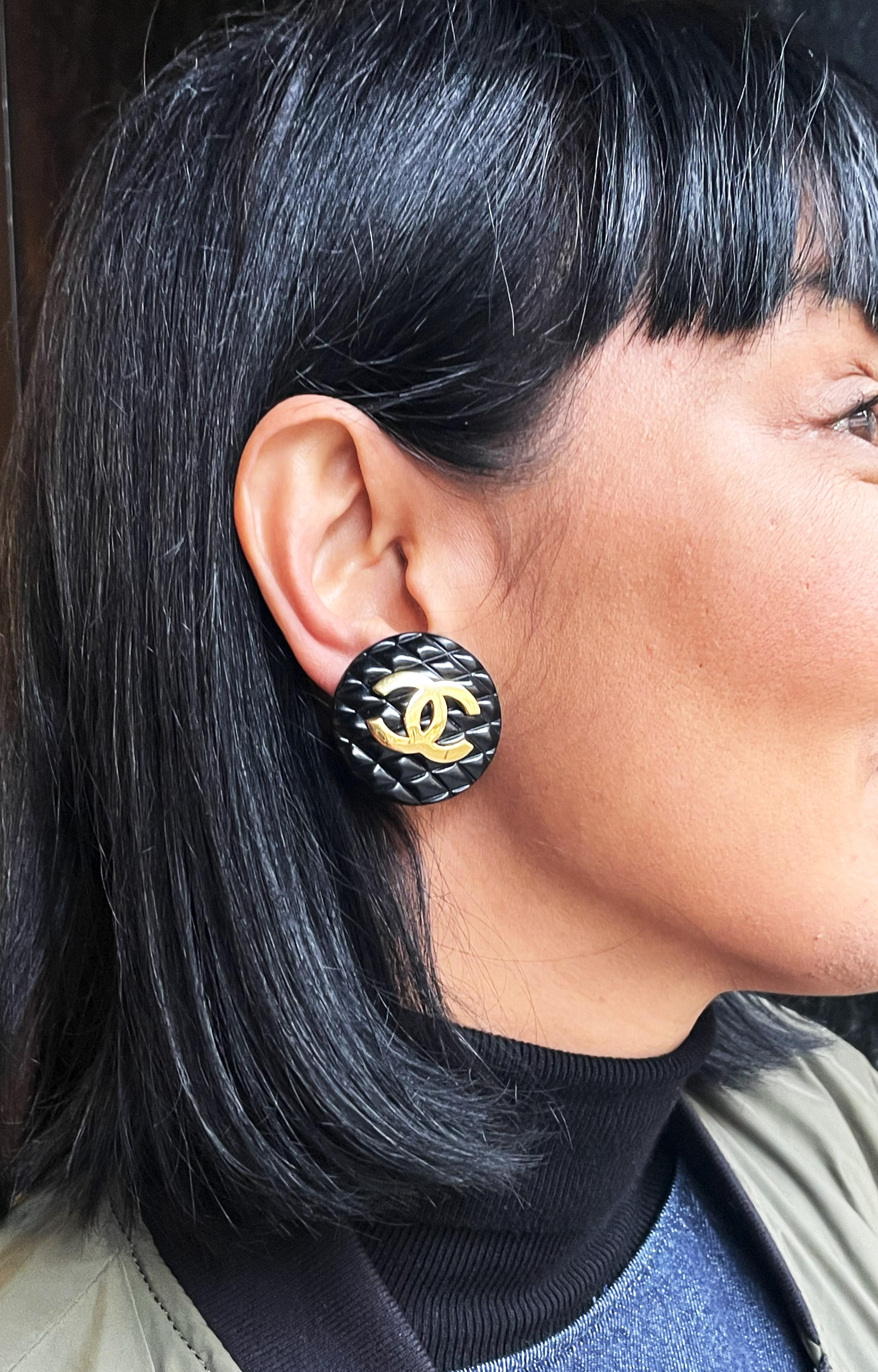 Iconic CHANEL Clip-On Earring , (Made in France) in black Bakelite diamonds and 24 carat gold-plated ionic CC's. 
Made by Victoire de Castellane with the signature 2CC3 = 1985, very good condition!
CHANEL IS FOREVER!

Dimensions

Diameter 3,5 cm -