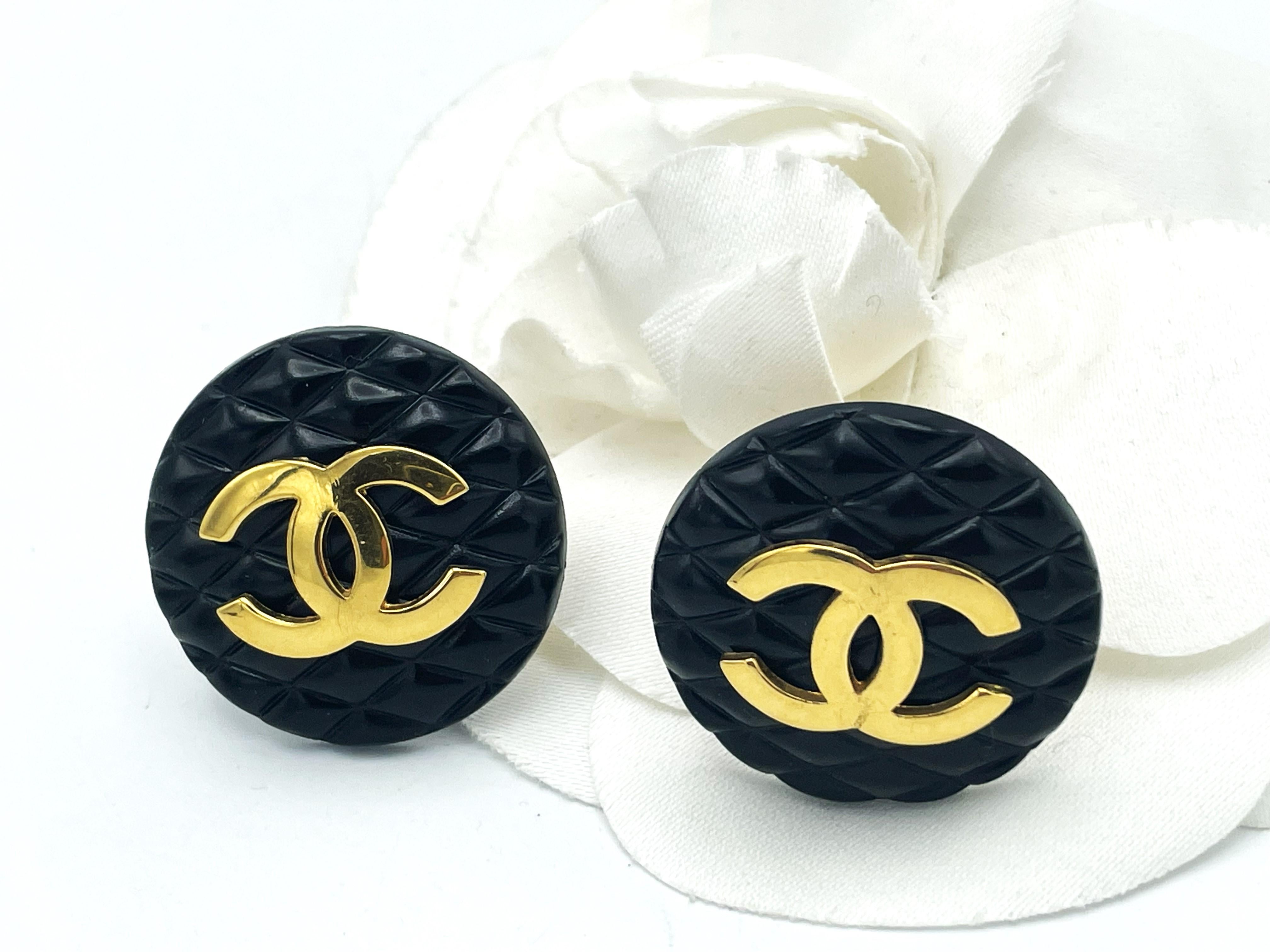 CHANEL Clip-on earring, black Bakelite  with iconic CC, singed 2CC3 = 1985 In Good Condition In Stuttgart, DE