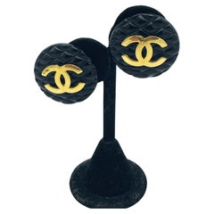 CHANEL Clip-on earring, black Bakelite with iconic CC, singed 2CC3 = 1985