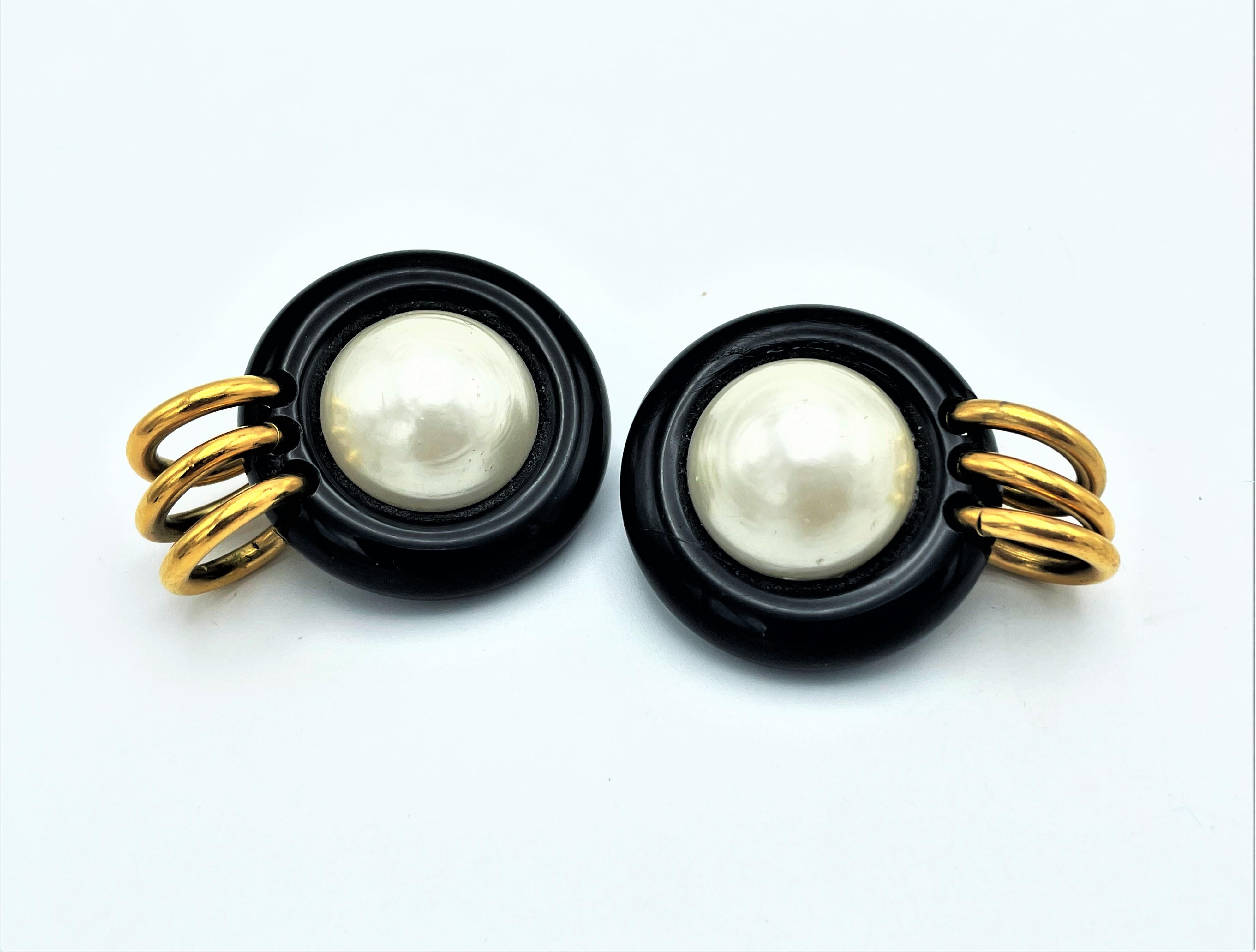Modern CHANEL clip-on earring, black with large handmade pearl by V. de Castellane 2CC8 For Sale