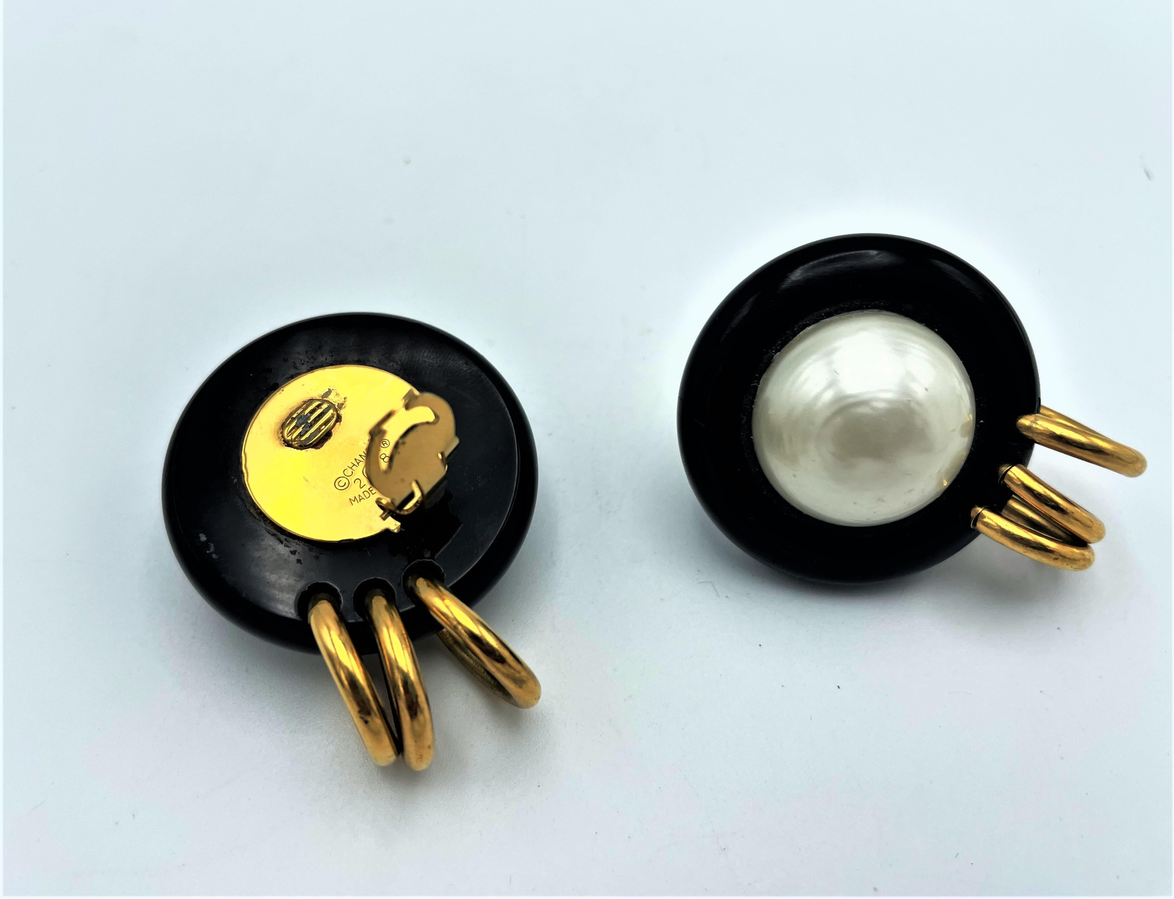 CHANEL clip-on earring, black with large handmade pearl by V. de Castellane 2CC8 In Excellent Condition For Sale In Stuttgart, DE