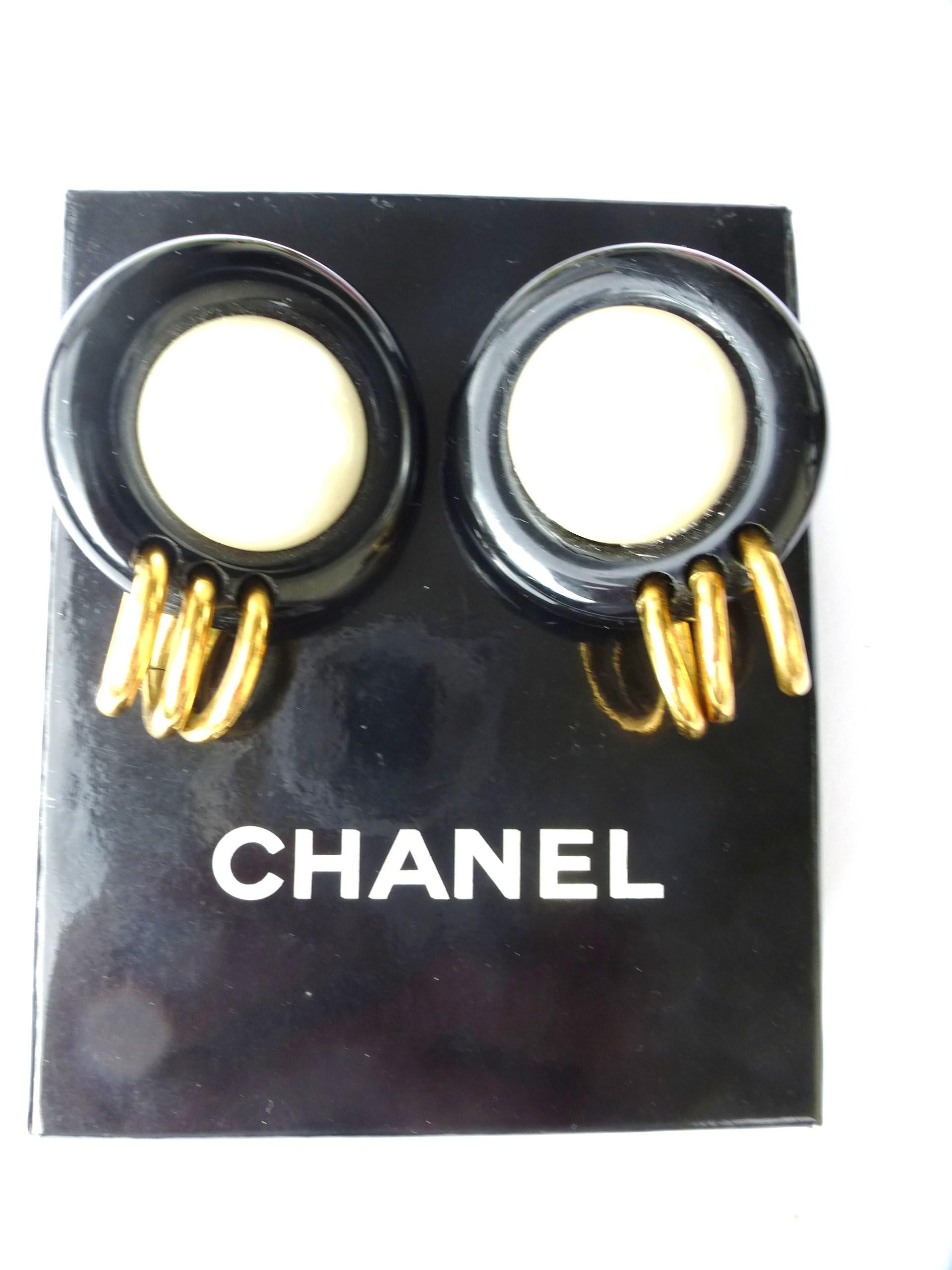 Women's CHANEL clip-on earring, black with large handmade pearl by V. de Castellane 2CC8 For Sale