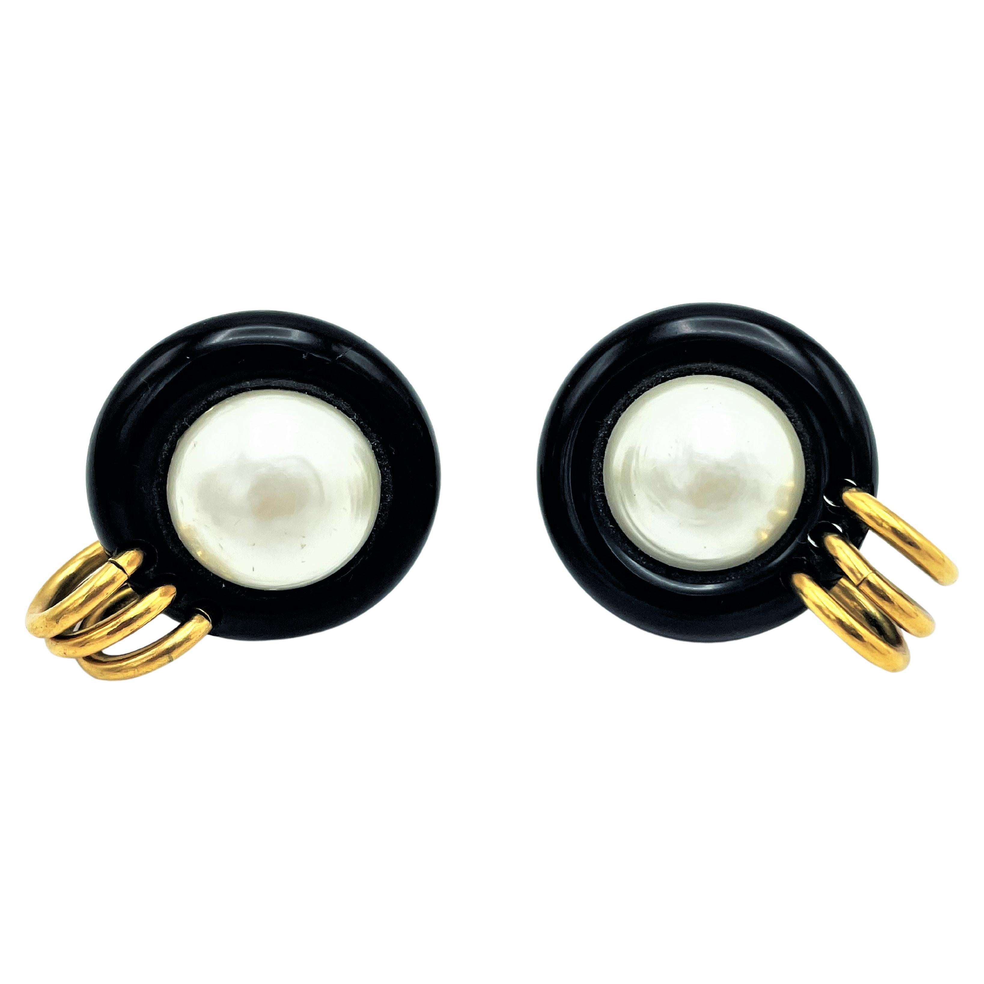 CHANEL clip-on earring, black with large handmade pearl by V. de Castellane 2CC8