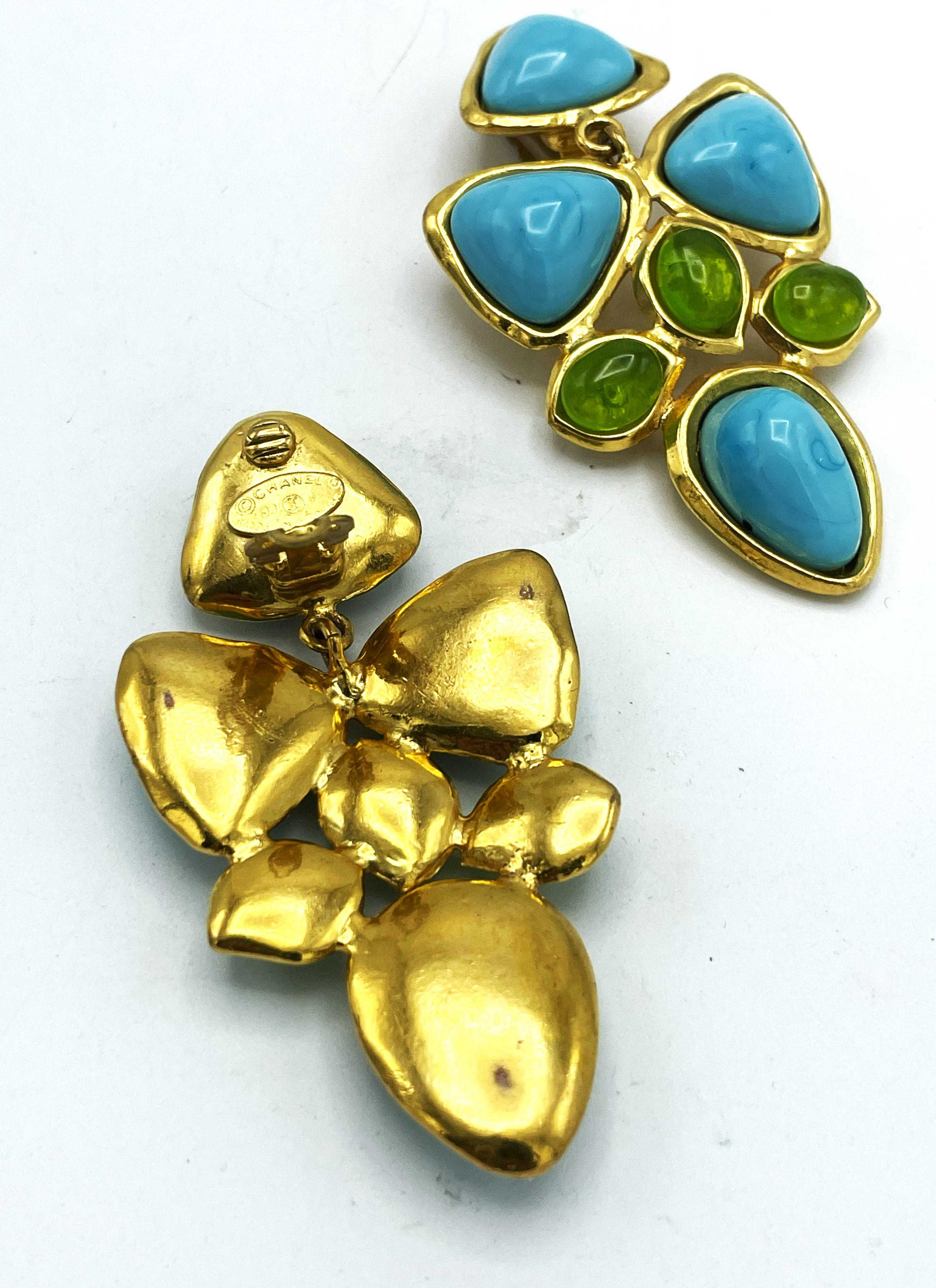 Taglio rotondo ORECCHINI A CLIP DI CHANEL, pasta di vetro blu e verde della Maison Gripoix, 1993 A in vendita