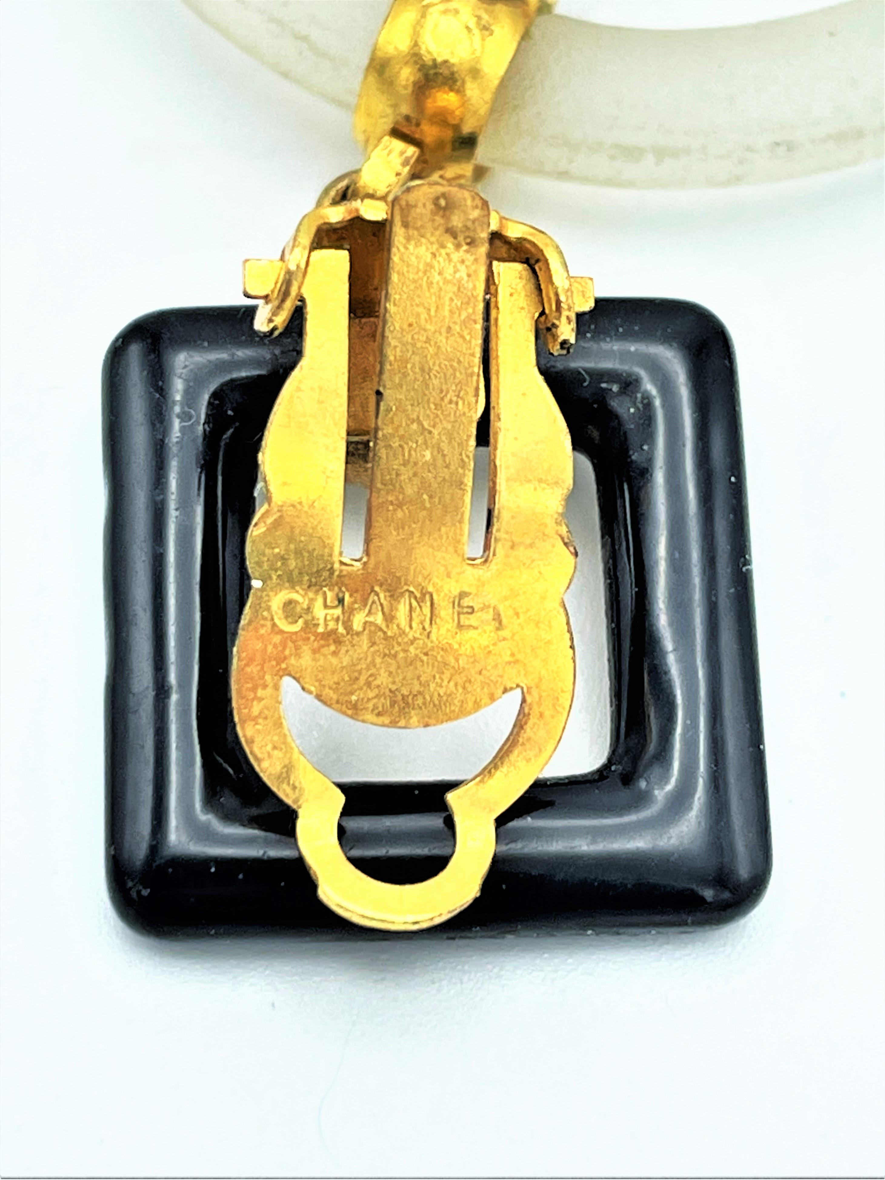 Chanel-Ohrring mit Clip, bestehend aus 4 Teilen, quadratisch, Kreis und Tropfen, 1960er Jahre im Angebot 4