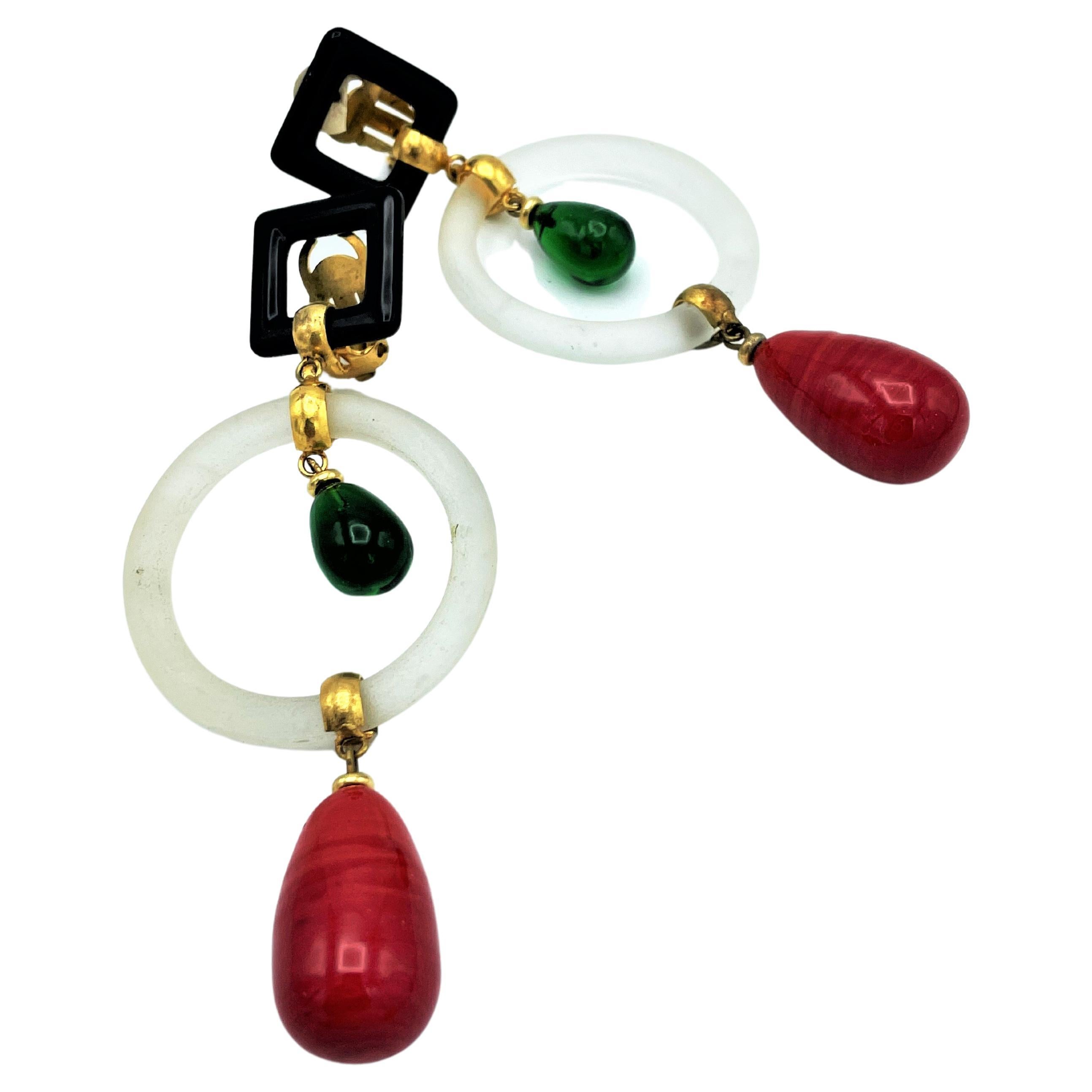 Boucles d'oreilles à clips Chanel, composées de 4 parties, carrées, en forme de cercle et de goutte, années 1960 en vente