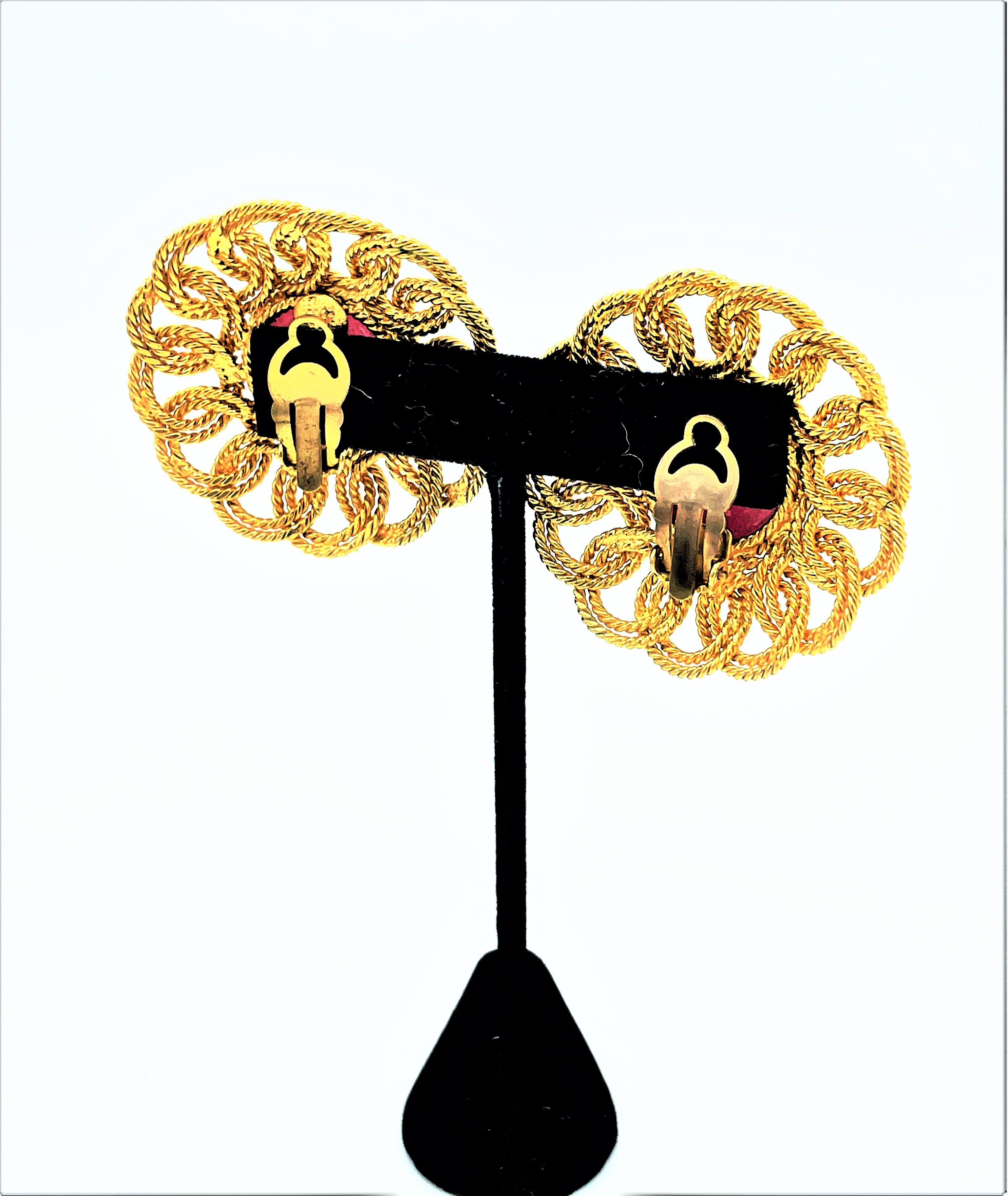 Women's CHANEL clip-on earring designed  by V. de Castellane 1992/93 Paris, gold plated  For Sale