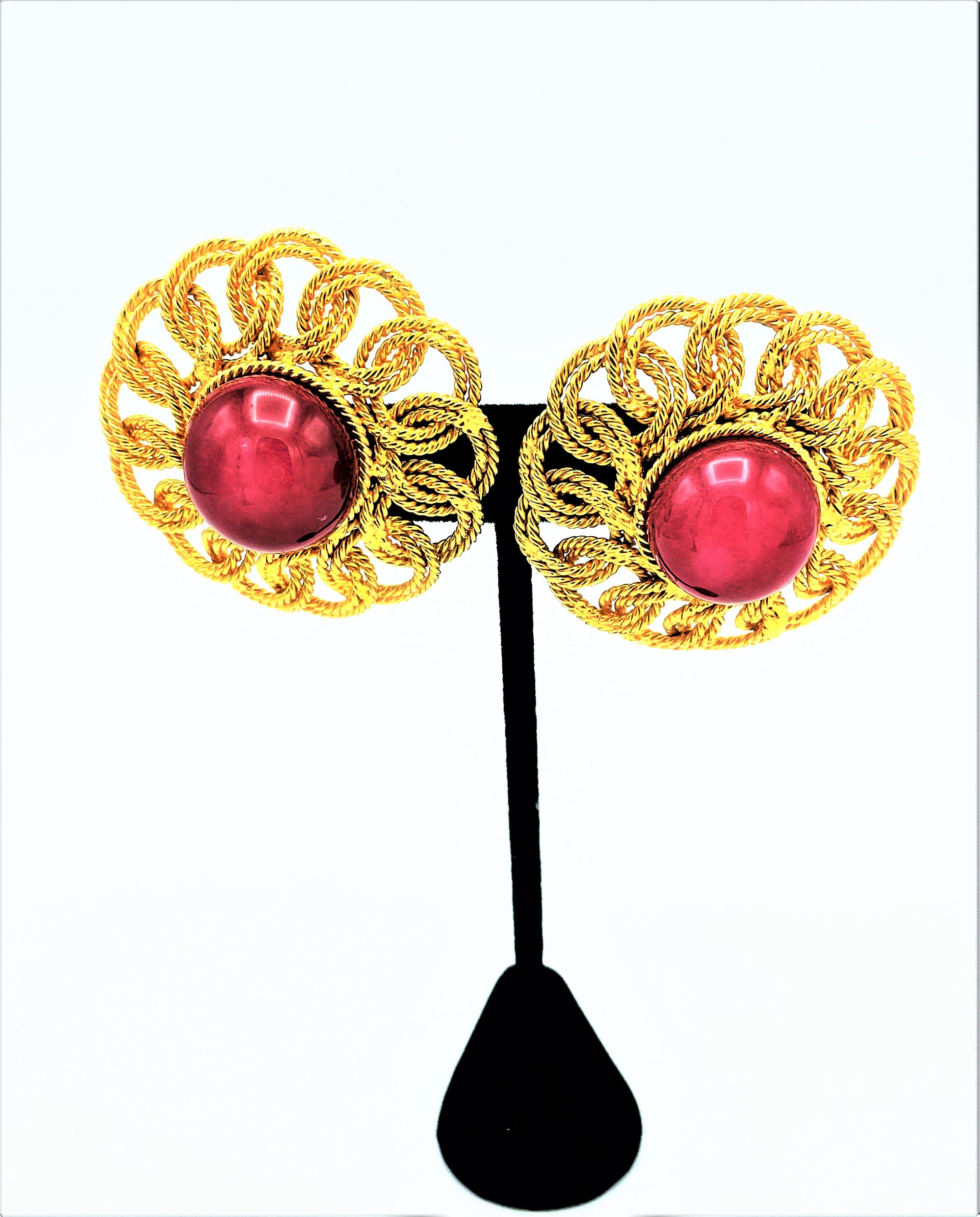CHANEL clip-on earring designed  by V. de Castellane 1992/93 Paris, gold plated  For Sale 1
